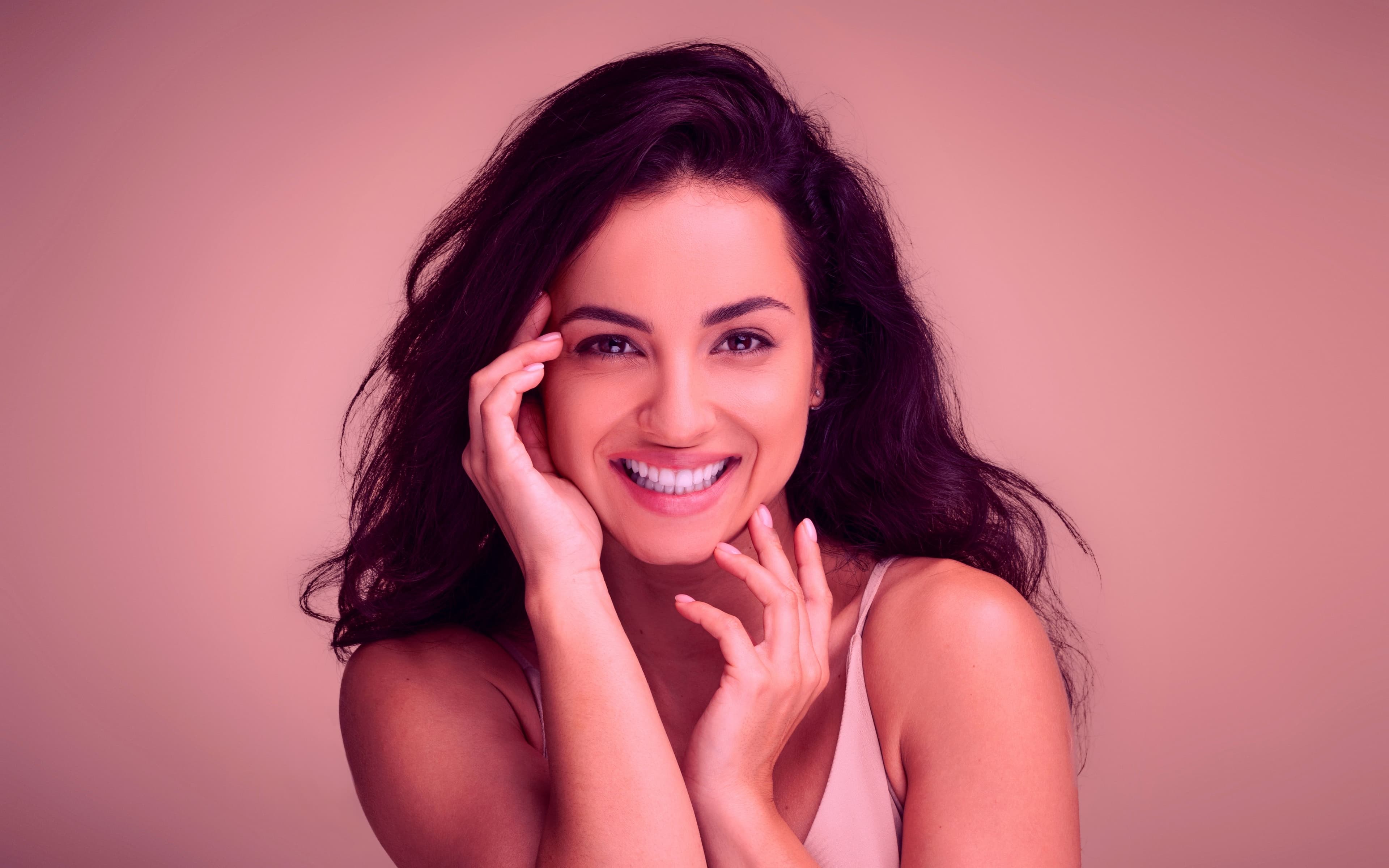 Alpha Women - um blend de nutrientes Mulher sorridente com a mão no rosto