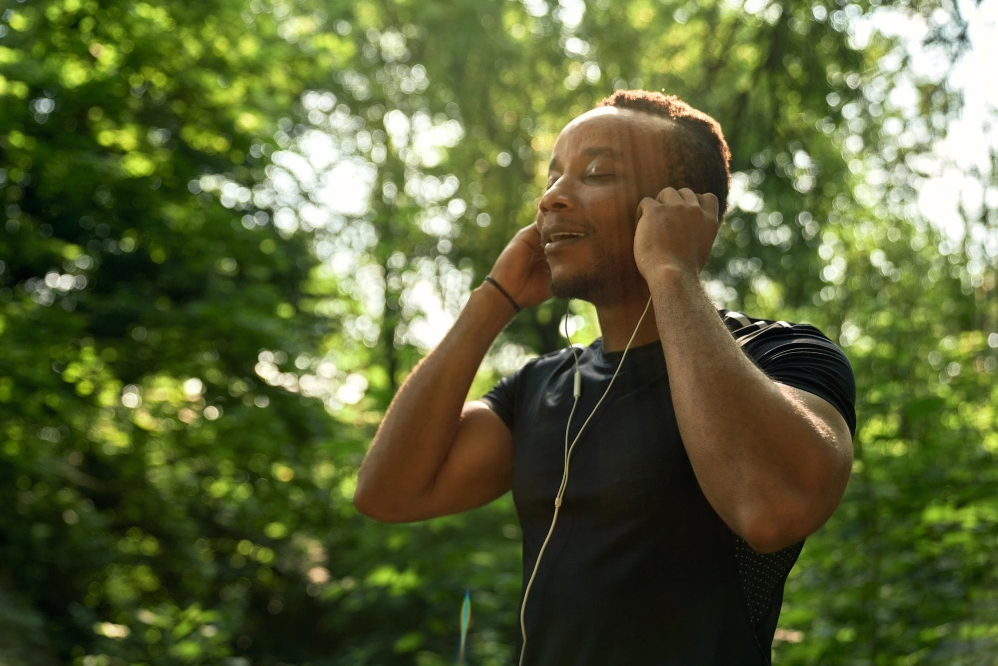 Bio Vit. D3 no dia a dia Homem ao ar livre colocando fones de ouvido