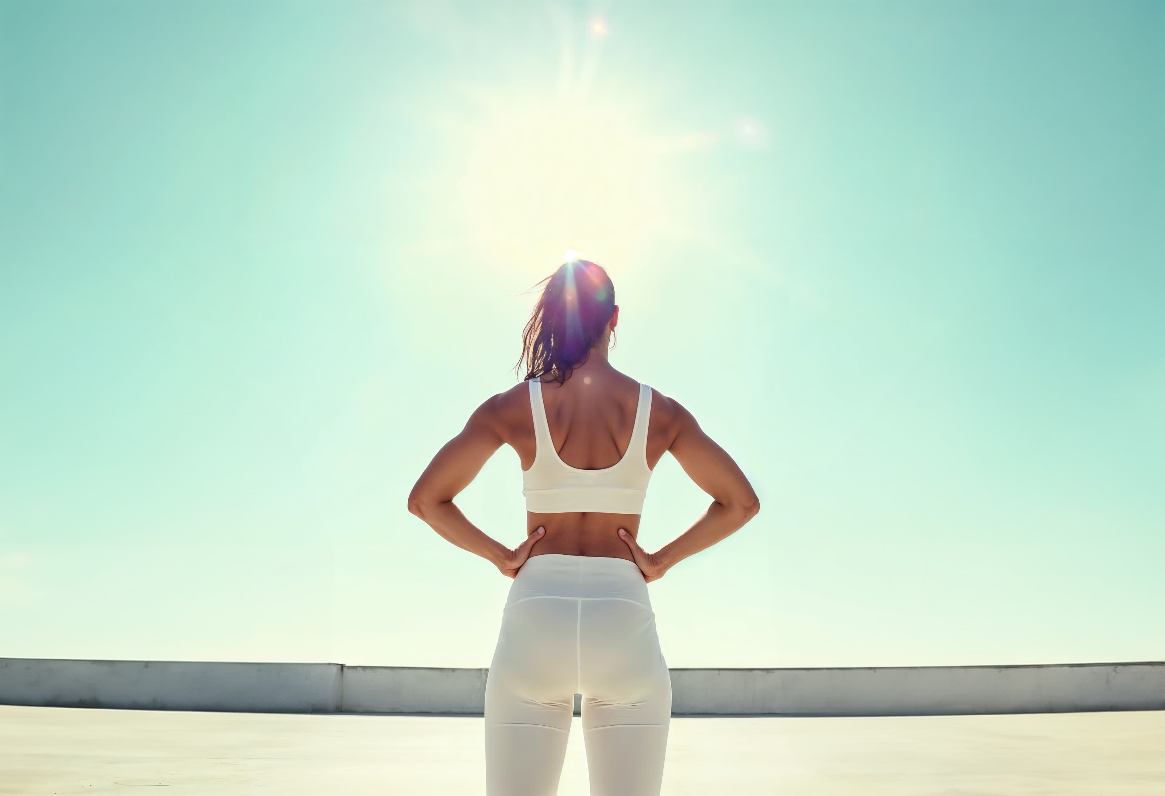 Estilo de vida saudável Mulher em roupa de treino ao sol