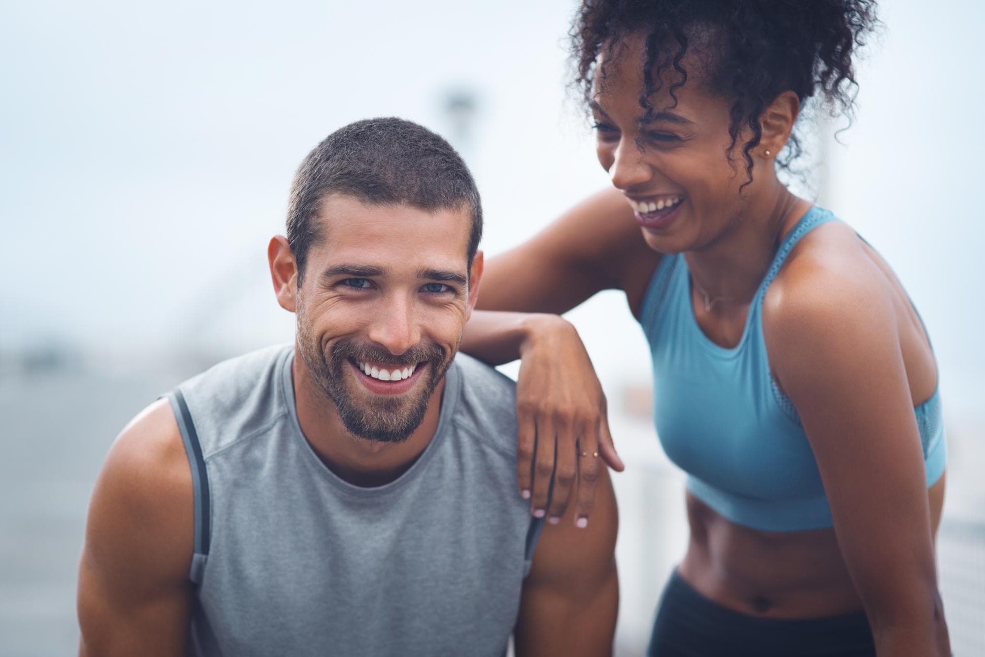 Casal sorrindo após treino Casal sorrindo após treino