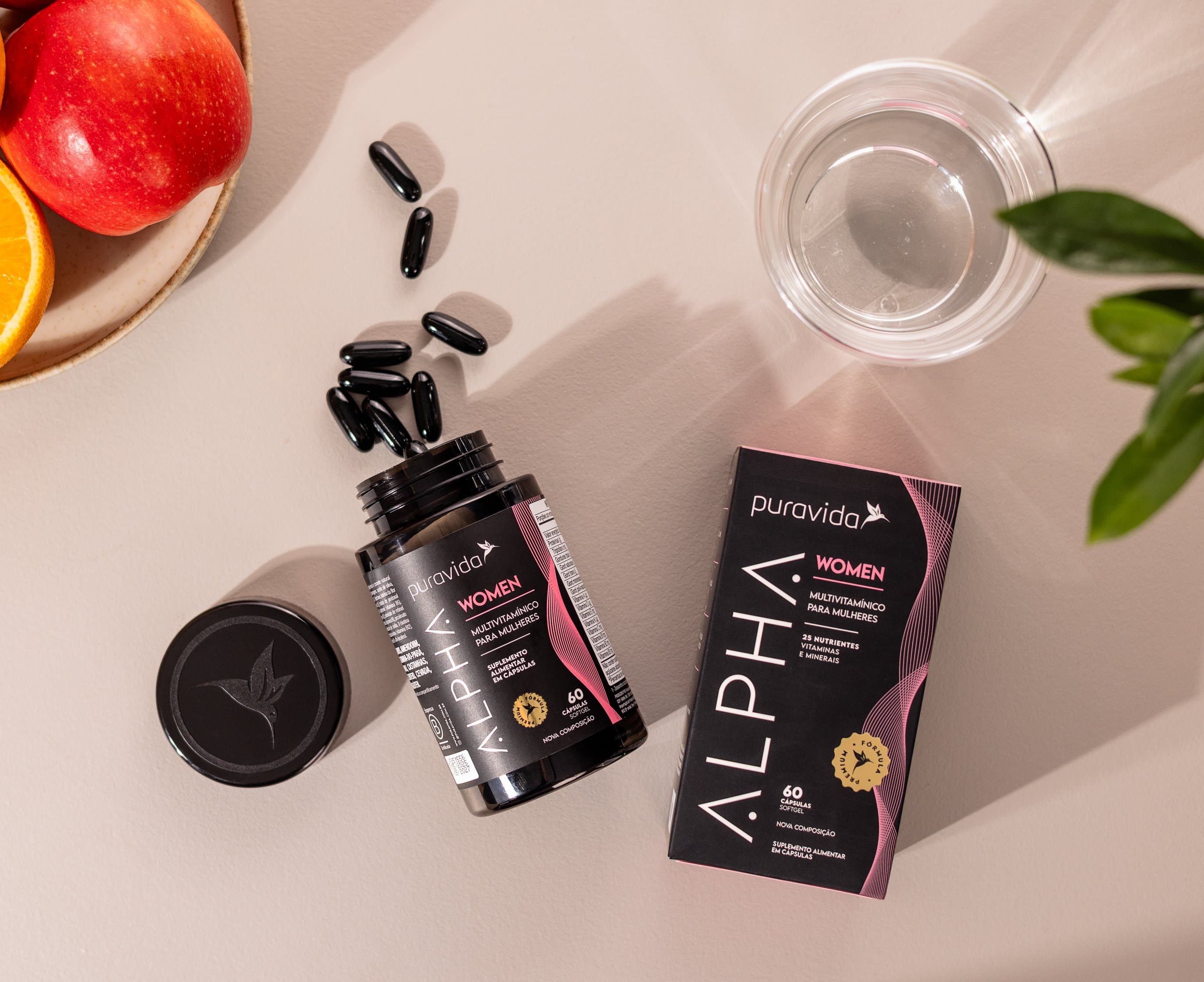 Alpha Women - rotina de nutrição Cartucho e pote de Alpha Women com frutas