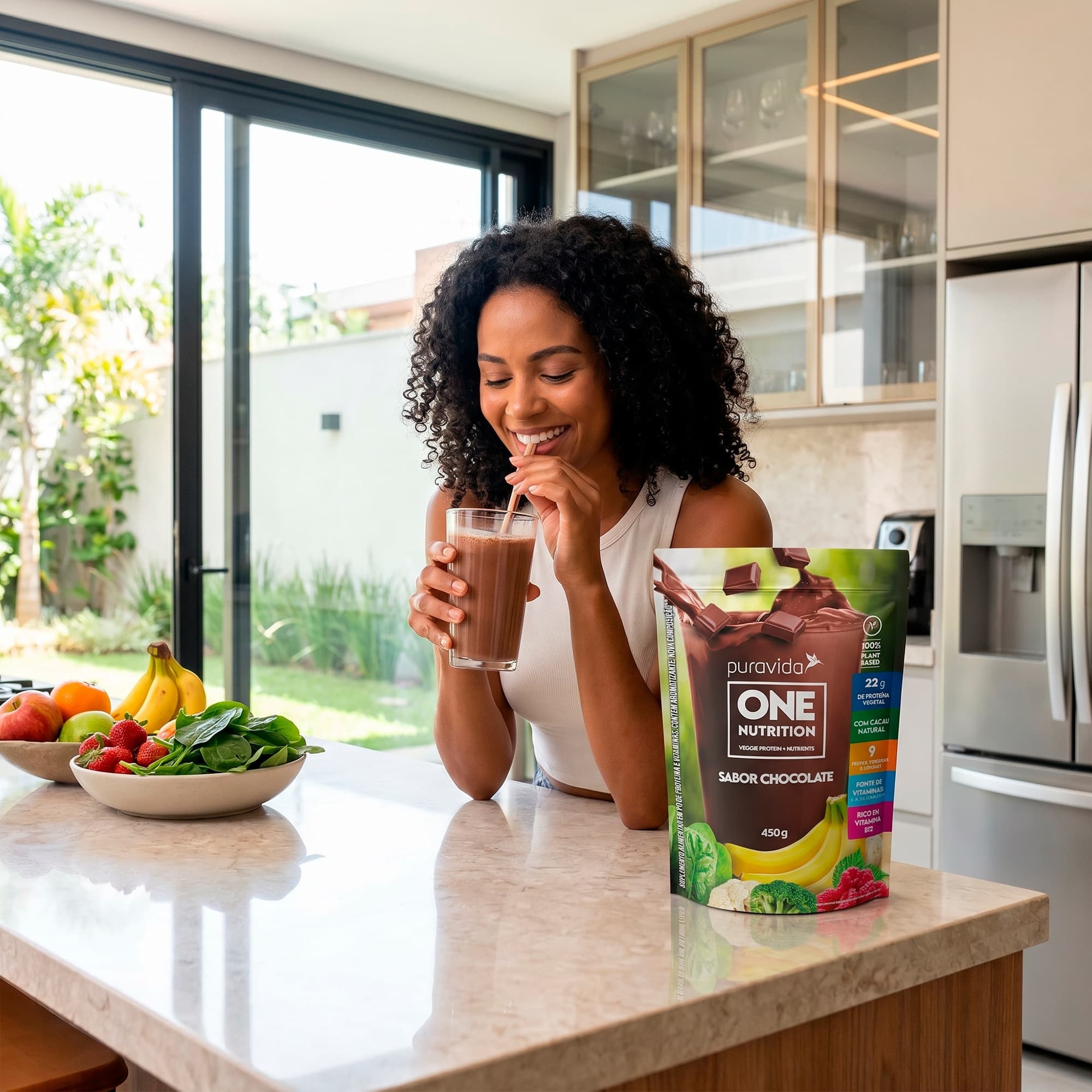 Mulher com shake ONE na cozinha Mulher com shake ONE na cozinha