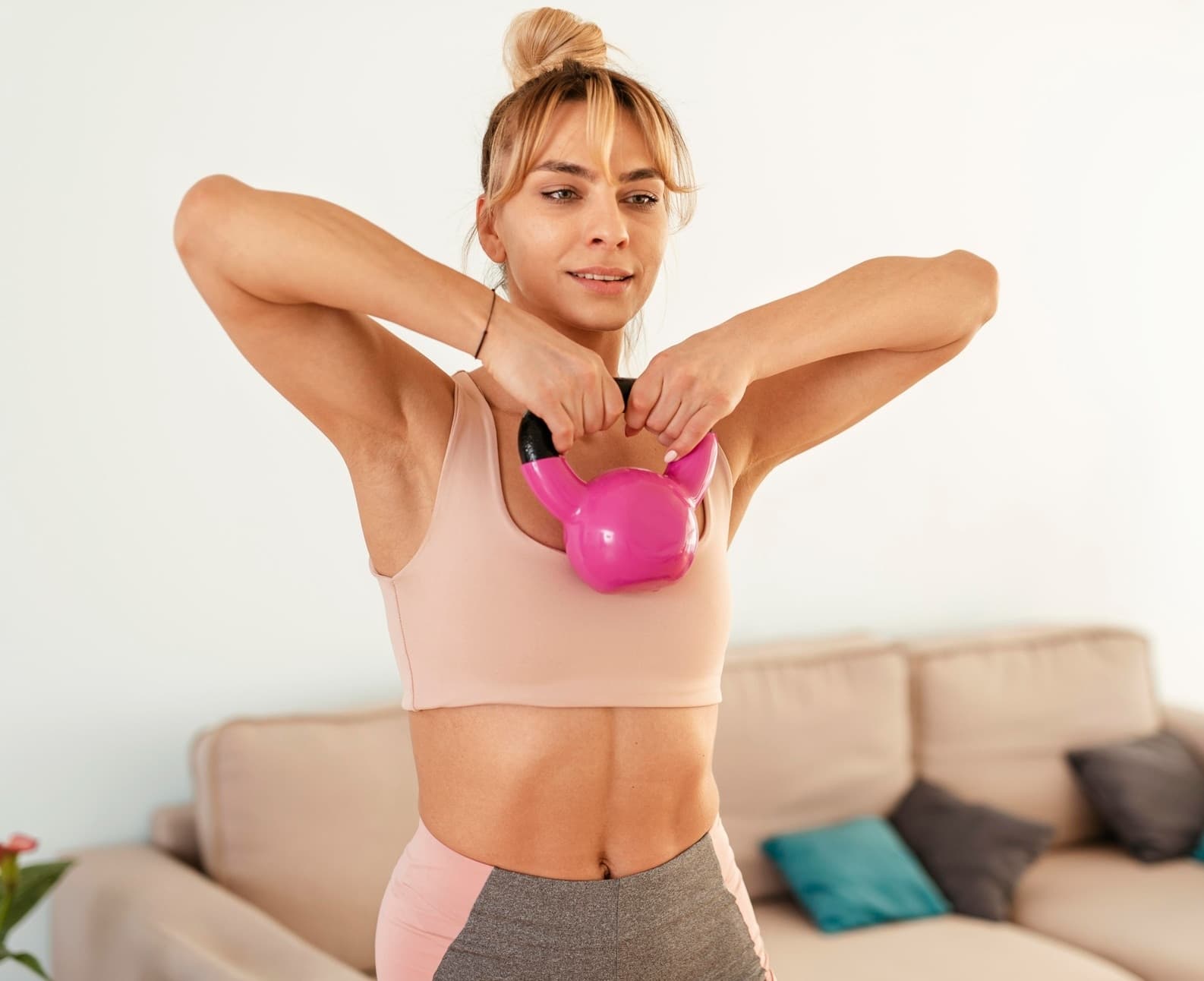 BIO VIT. B12+ Mulher treinando com kettlebell