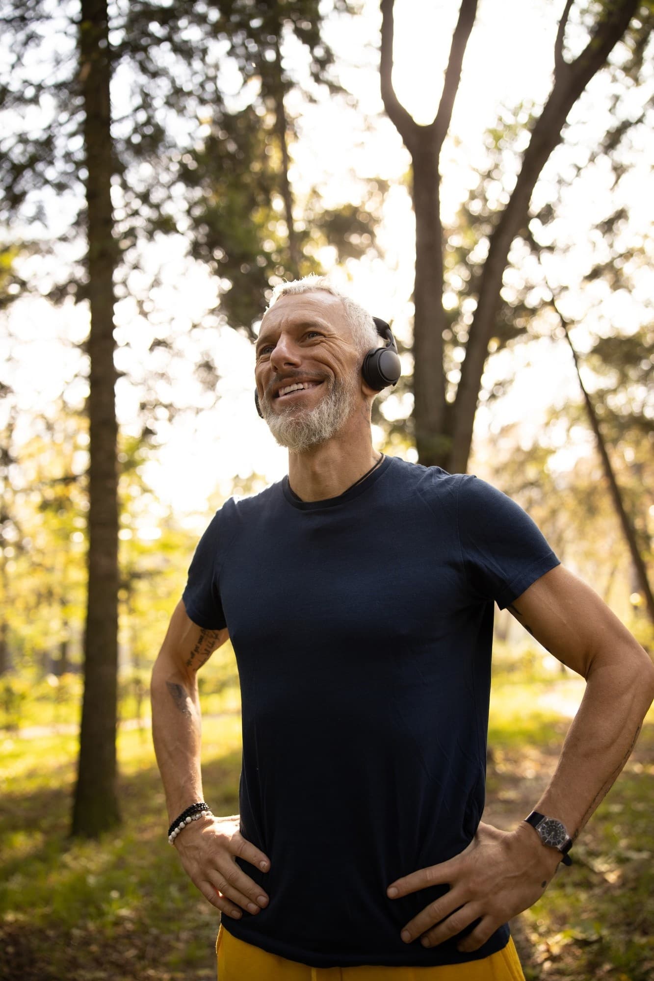 Homem sorrindo na floresta Homem sorrindo na floresta