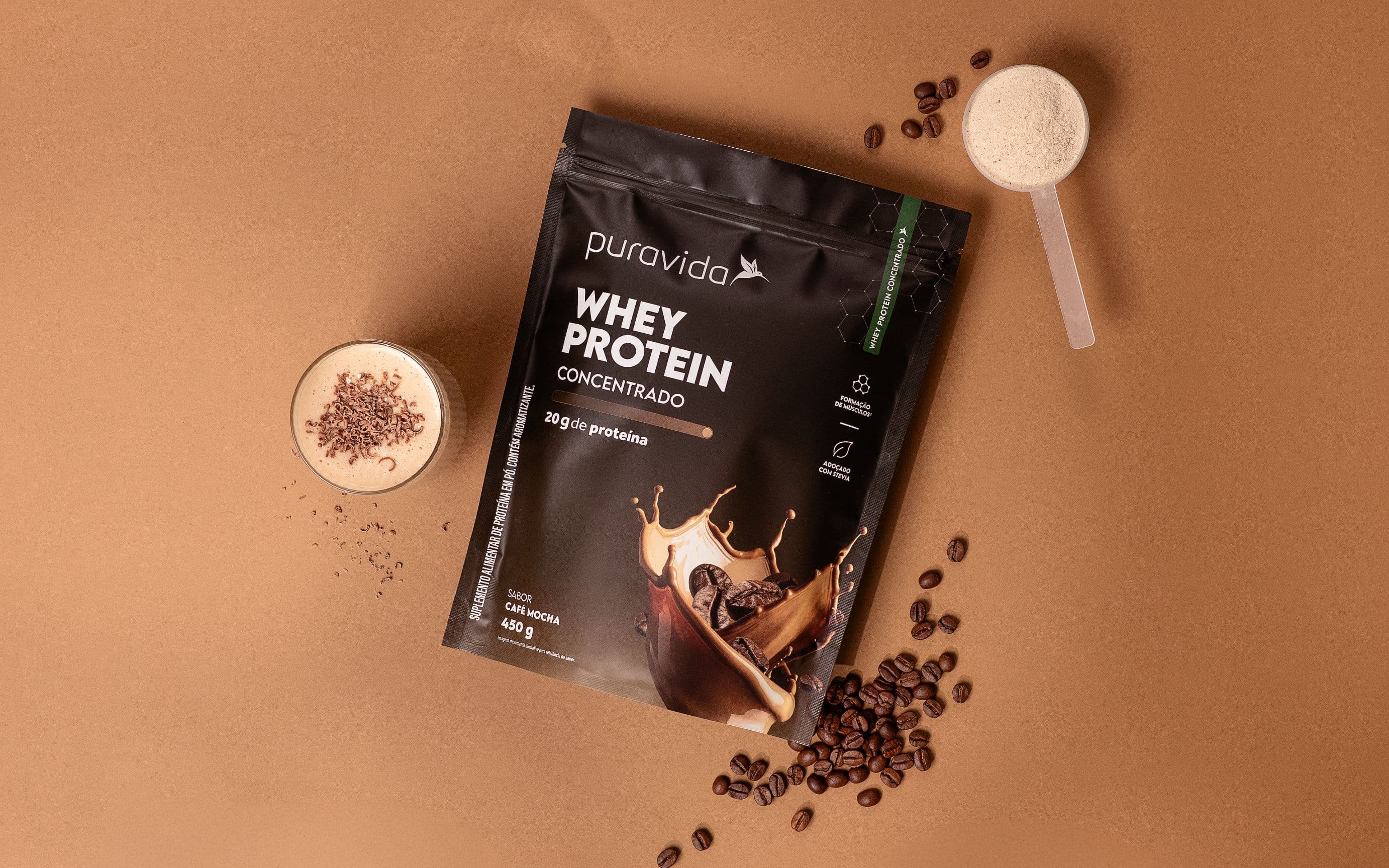 Whey Protein Concentrado sabor Café Mocha Pouch de Whey Protein Concentrado sabor Café Mocha com scoop e grãos de café