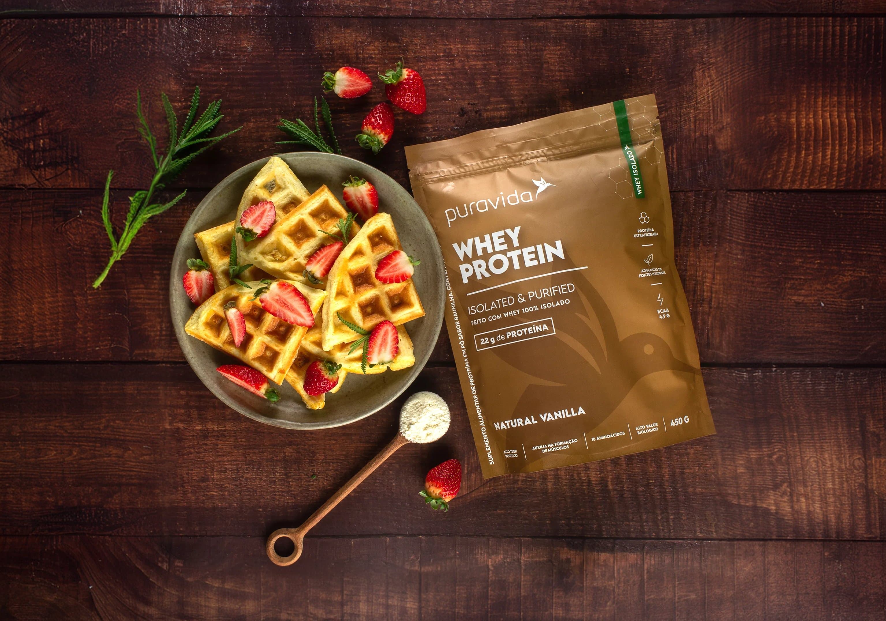 Waffles com morangos e pacote de Whey Protein Isolado Vanilla Waffles com morangos e pacote de Whey Protein Isolado Vanilla