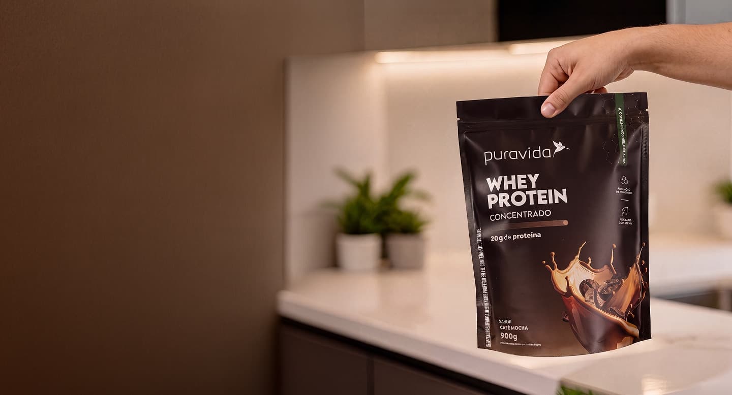 Whey Protein Concentrado sabor Café Mocha Pouch de Whey Protein Concentrado Café Mocha sobre splash de café com grãos