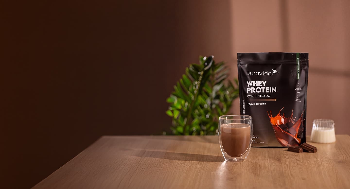 Whey Protein Concentrado sabor Chocolate Pouch de Whey Protein Concentrado Chocolate com respingo de chocolate
