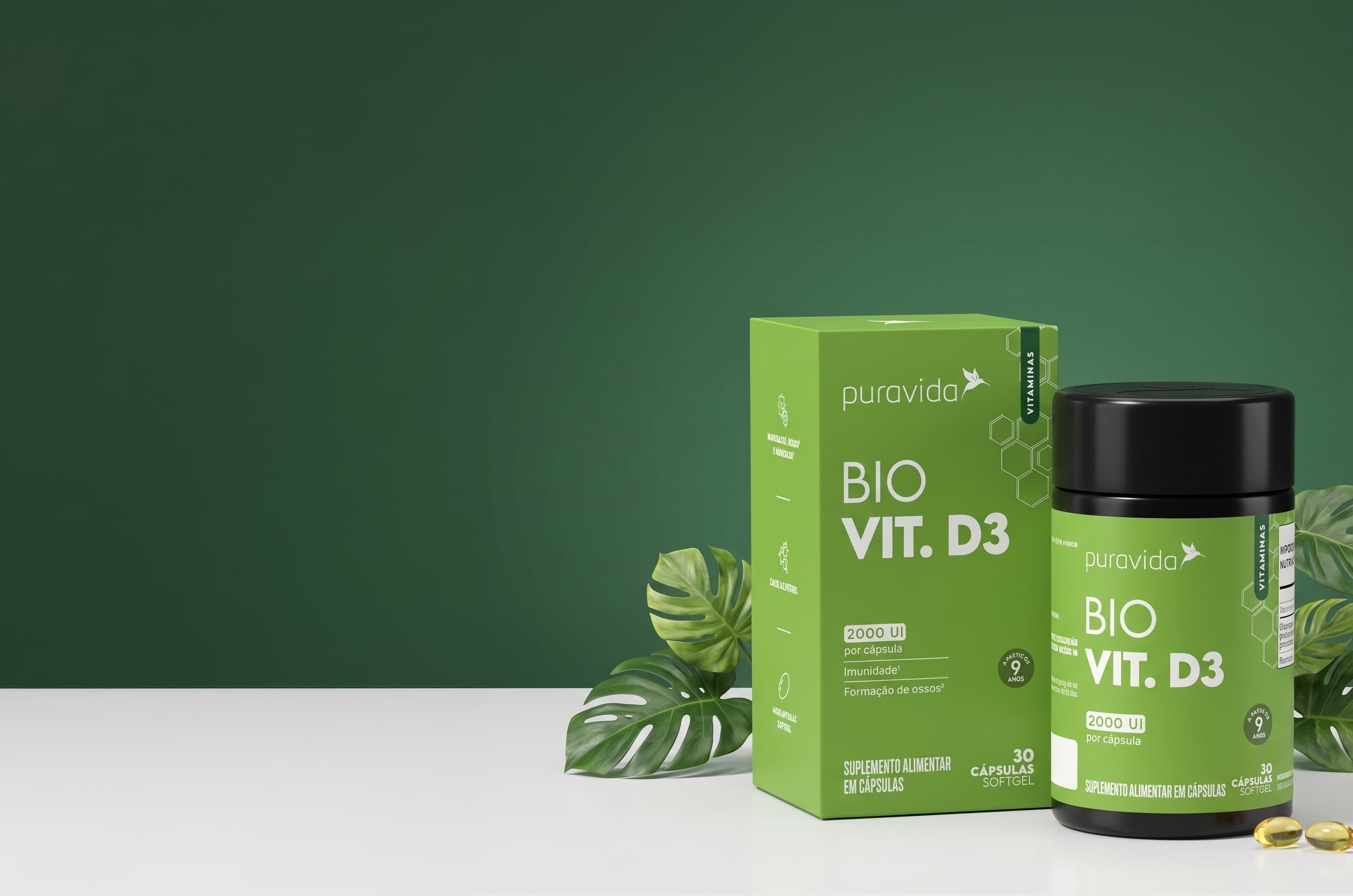 Bio Vit. D3 — ingredientes Caixa e pote de Bio Vit. D3 com folhagens sobre fundo verde