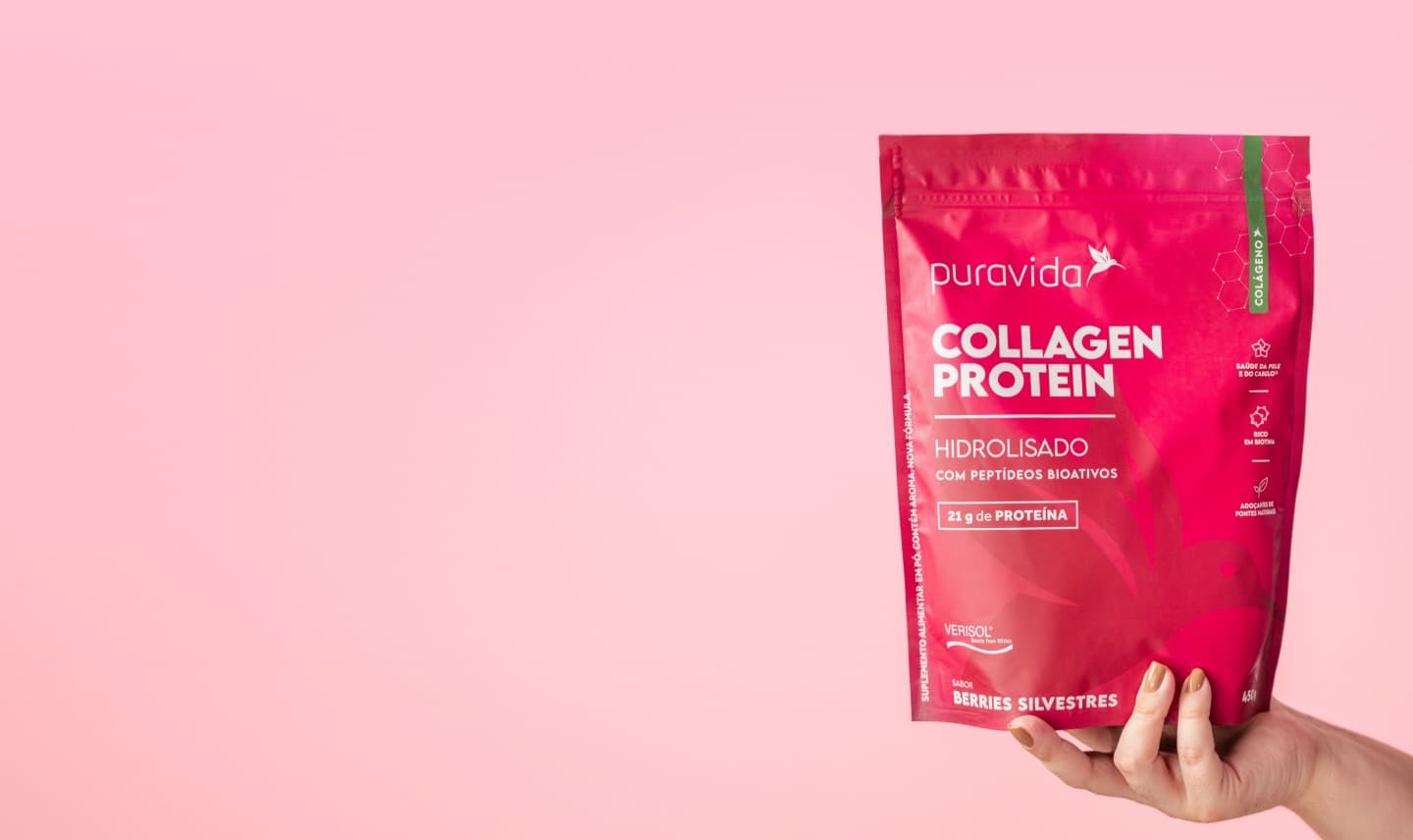 Mão segurando o Collagen Protein Berries Silvestres Mão segurando o Collagen Protein Berries Silvestres