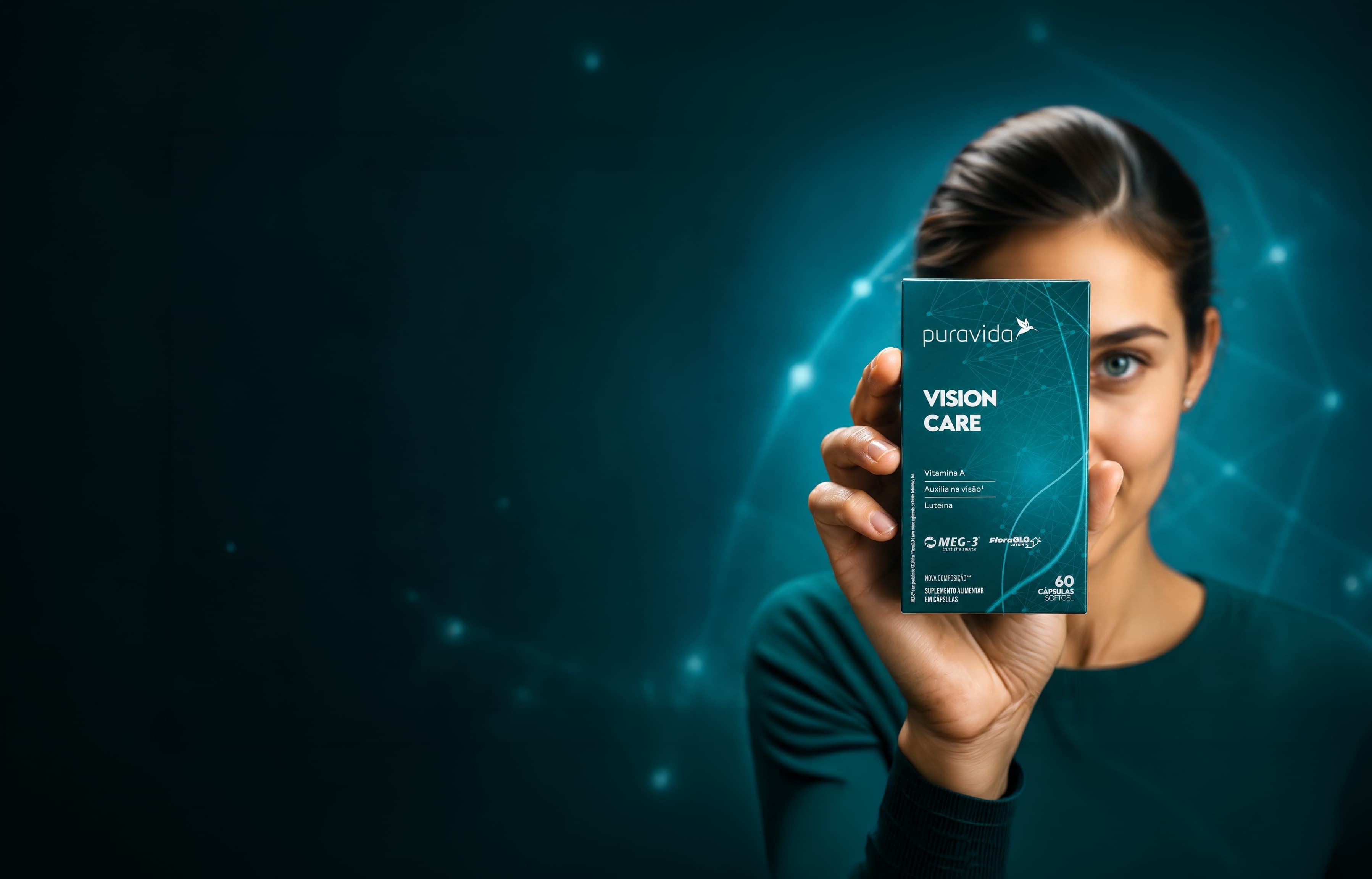 Vision Care - ingredientes e como usar Mulher segurando embalagem do Vision Care