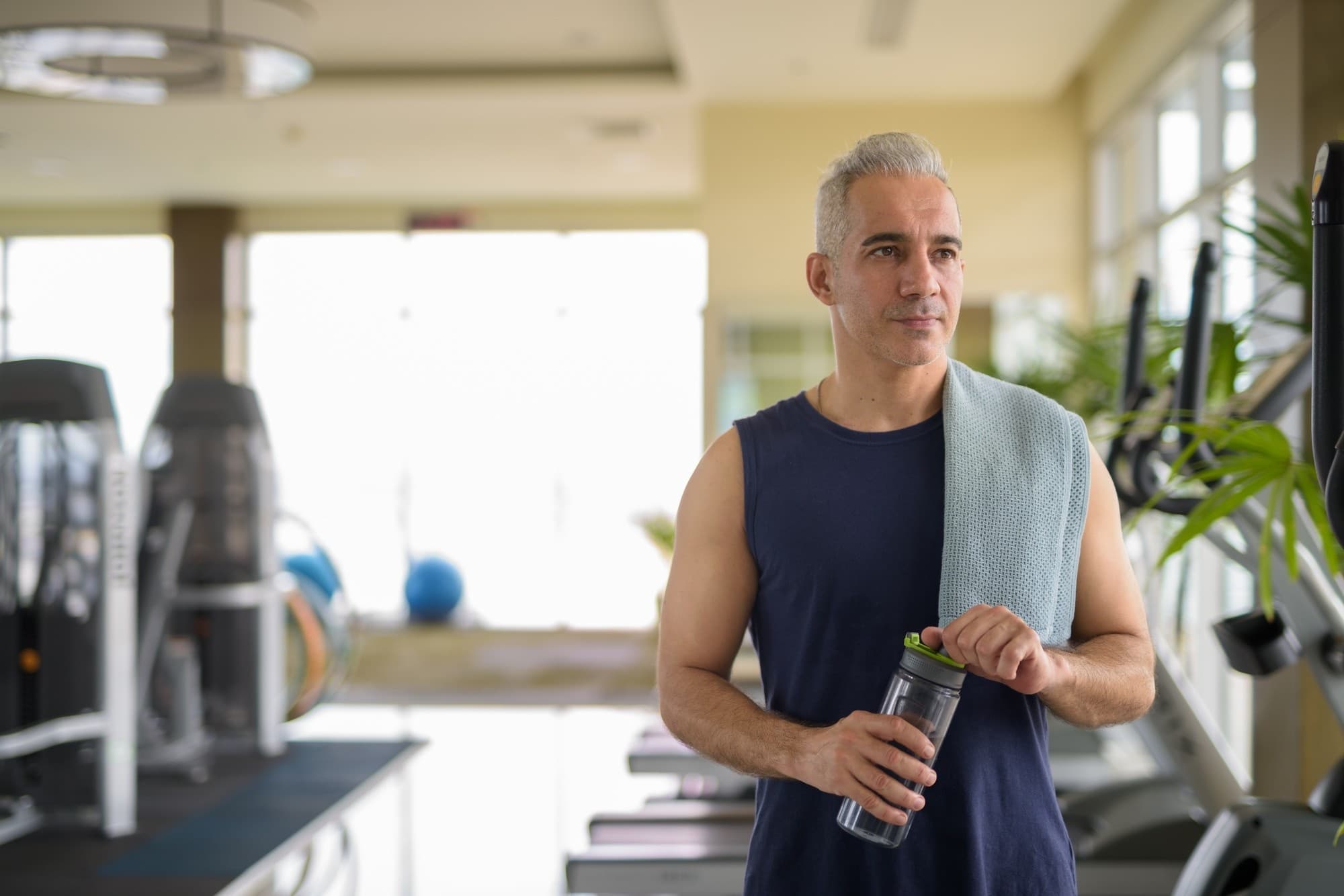 Homem com toalha na academia Homem com toalha na academia