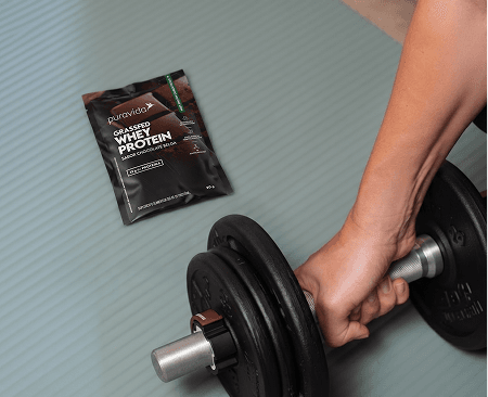Treino com halteres e pouch Whey Grassfed Treino com halteres e pouch Whey Grassfed