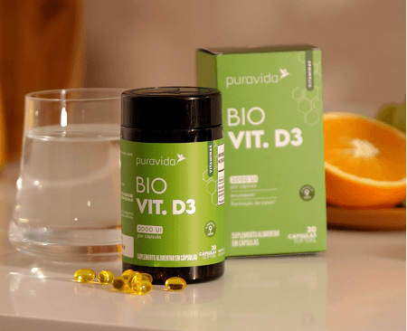 Bio Vit. D3 30 cápsulas Caixa e pote de Bio Vit. D3 sobre a bancada