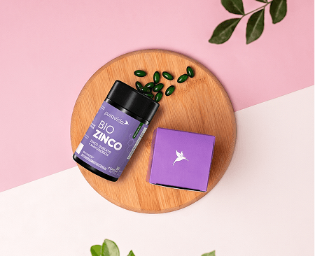 Bio Zinco 30 cápsulas Pote de Bio Zinco e cápsulas sobre tábua de madeira