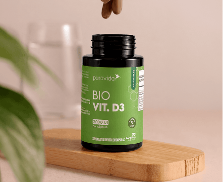 Bio Vit. D3 30 cápsulas Caixa e pote de Bio Vit. D3 sobre a bancada