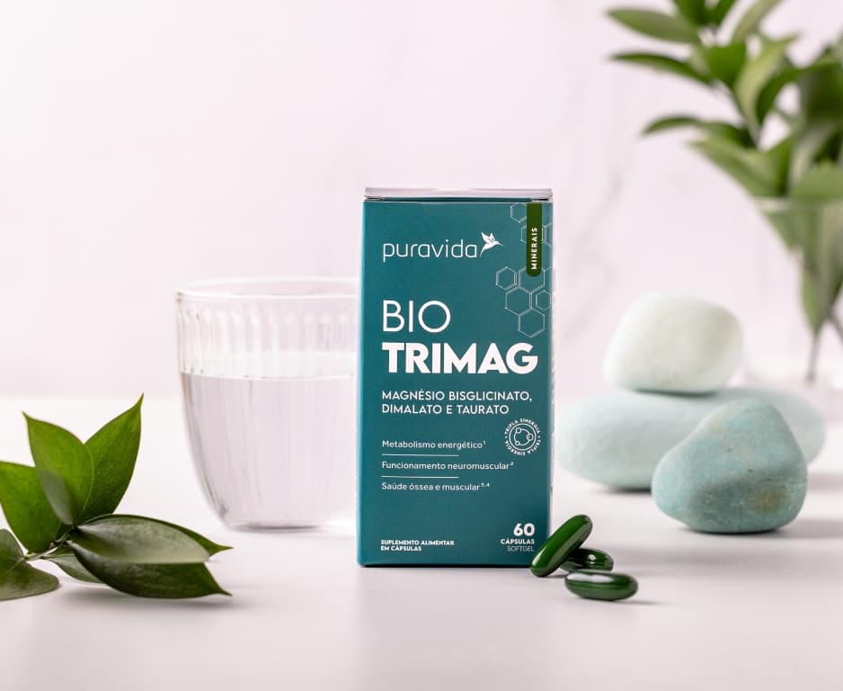 Caixa de Bio Trimag da Puravida ao lado de um copo com água e folhas verdes Caixa de Bio Trimag da Puravida ao lado de um copo com água e folhas verdes