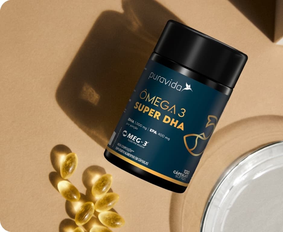 Pote de Ômega 3 Super DHA da Puravida ao lado de cápsulas douradas Pote de Ômega 3 Super DHA da Puravida ao lado de cápsulas douradas
