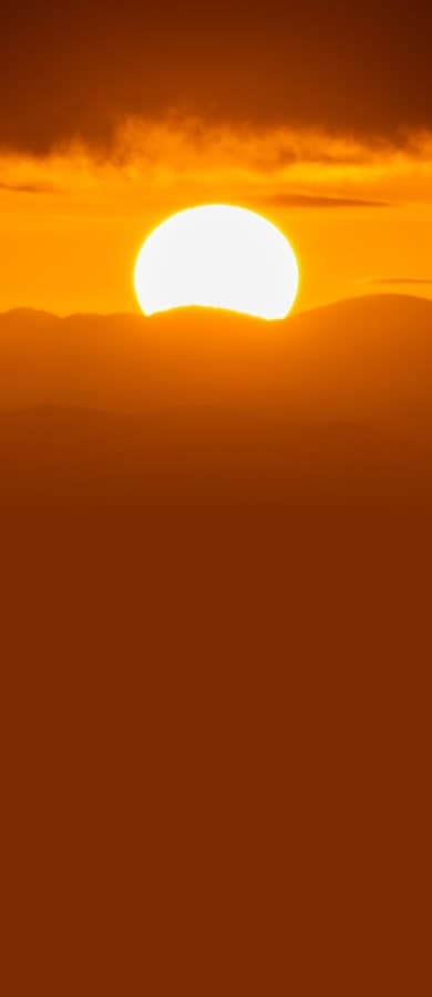 Sol se pondo atrás das montanhas Sol se pondo atrás das montanhas