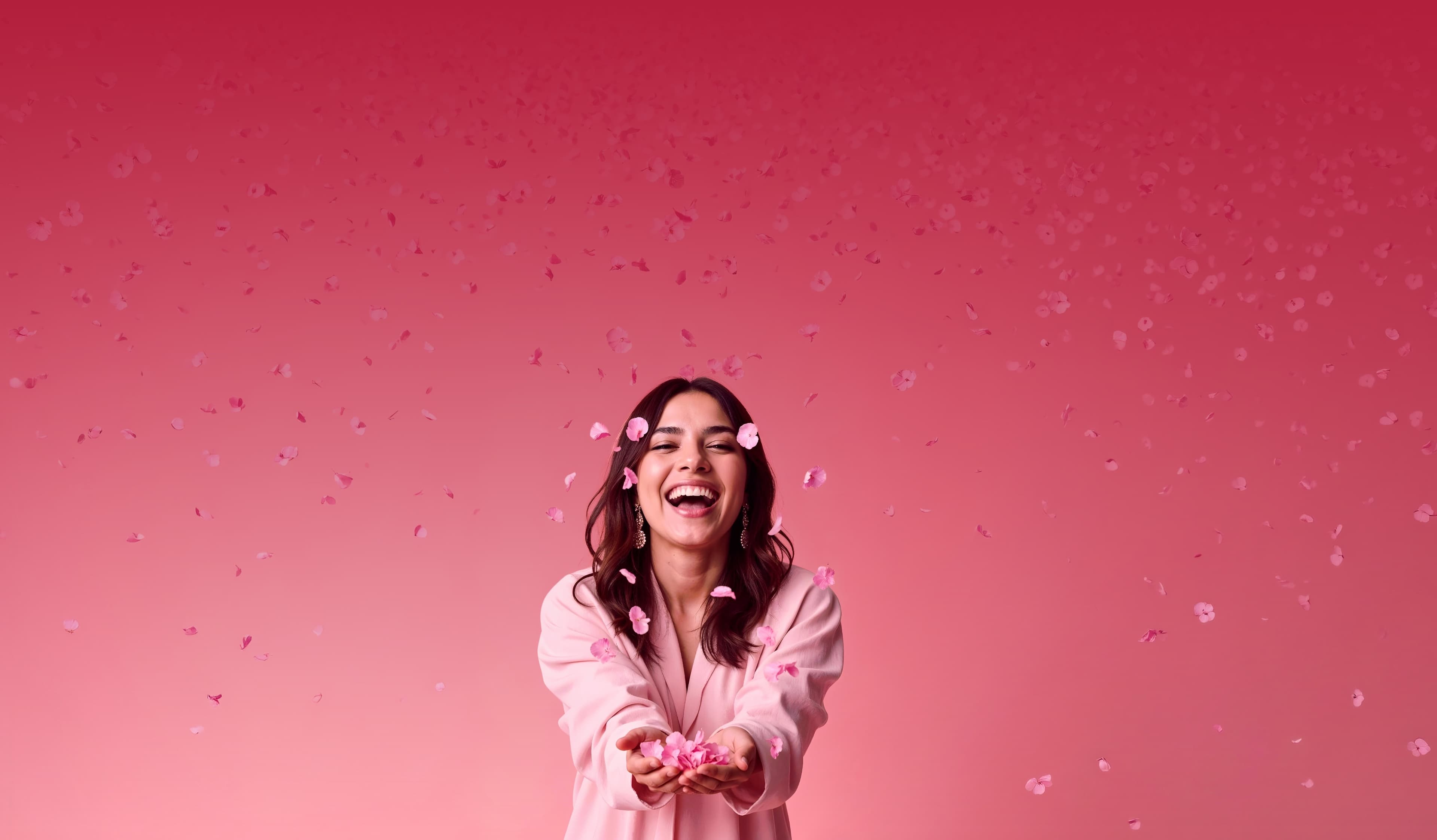 Mulher sorrindo com pétalas de flores nas mãos Mulher sorrindo com pétalas de flores nas mãos