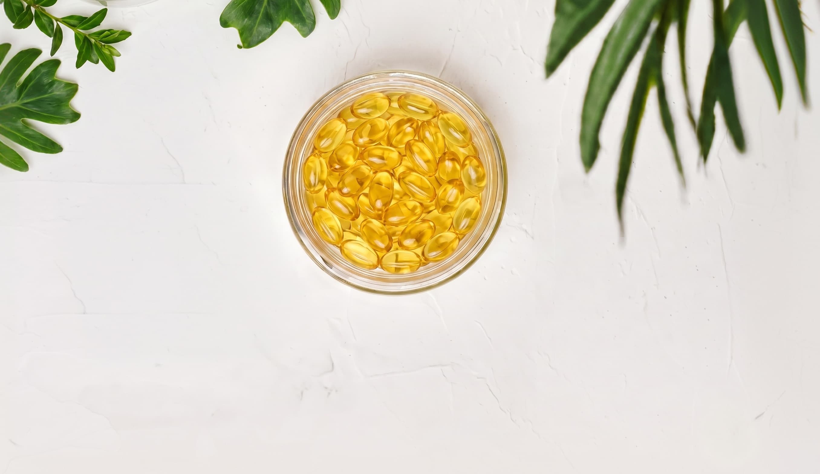Cápsulas de Bio Vit. D3 em um bowl de vidro Cápsulas de Bio Vit. D3 em um bowl de vidro