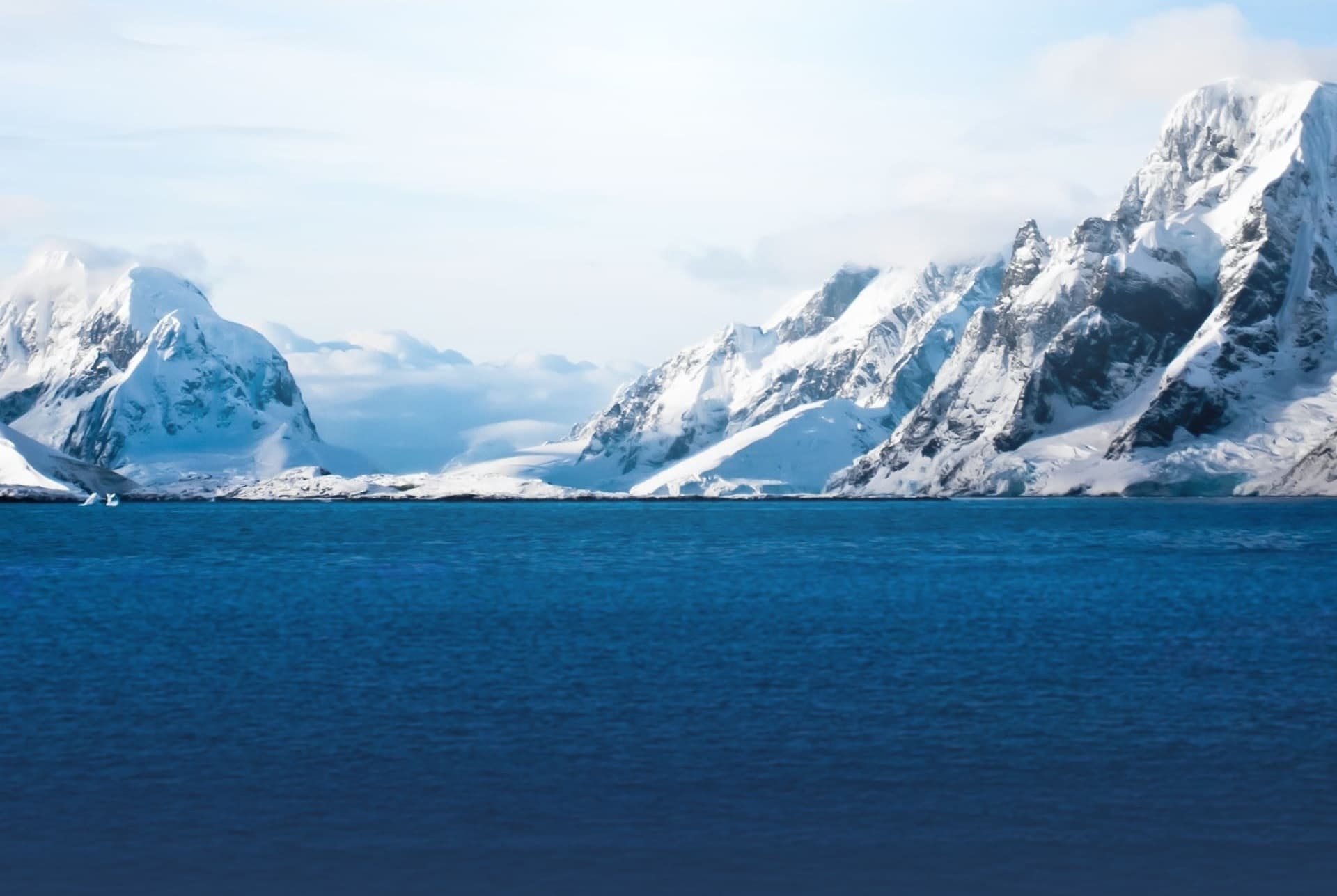 Montanhas nevadas e mar gelado