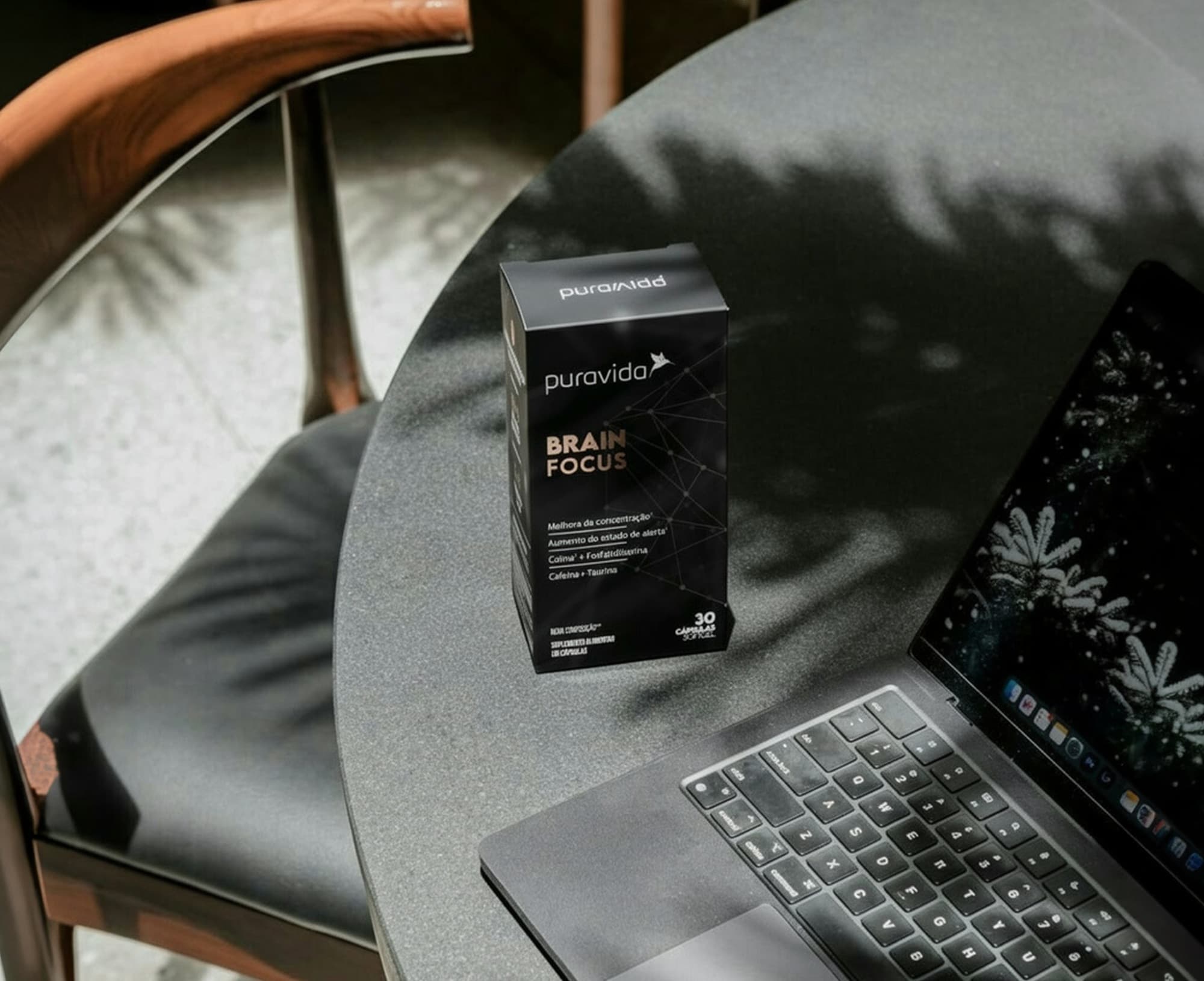 Brain Focus Brain Focus sobre a mesa ao lado do notebook