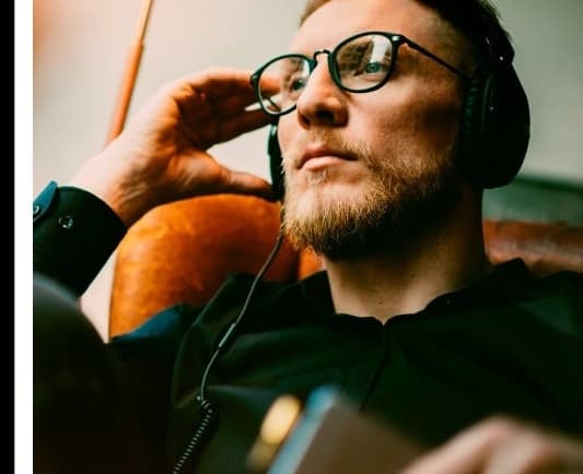 Brain Focus Homem concentrado usando fones de ouvido