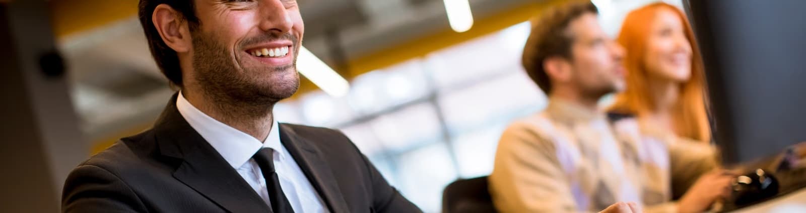 Brain Focus Profissional sorrindo no ambiente de trabalho