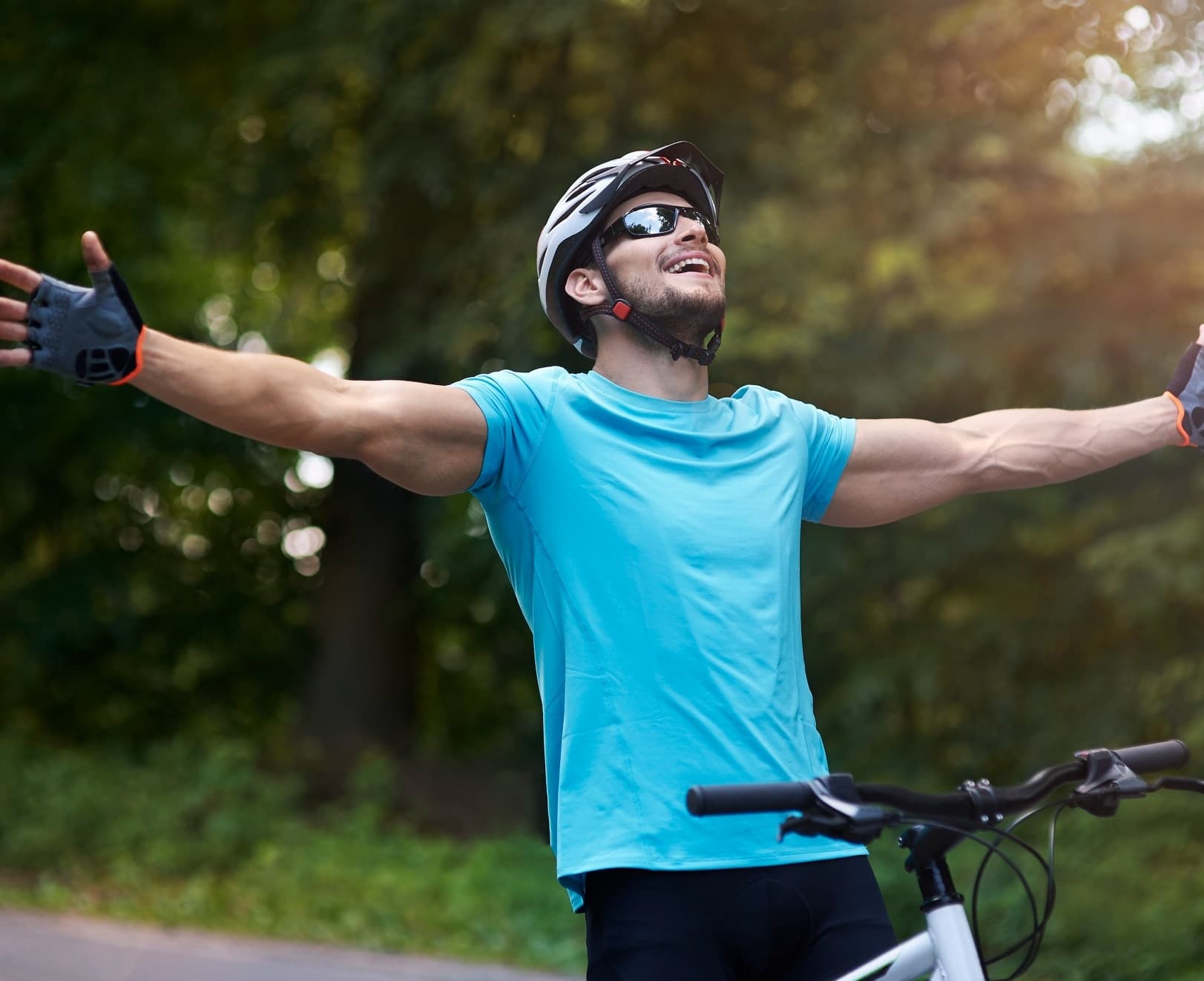 Alpha Men - disposição no dia a dia Homem de bicicleta com os braços abertos ao ar livre