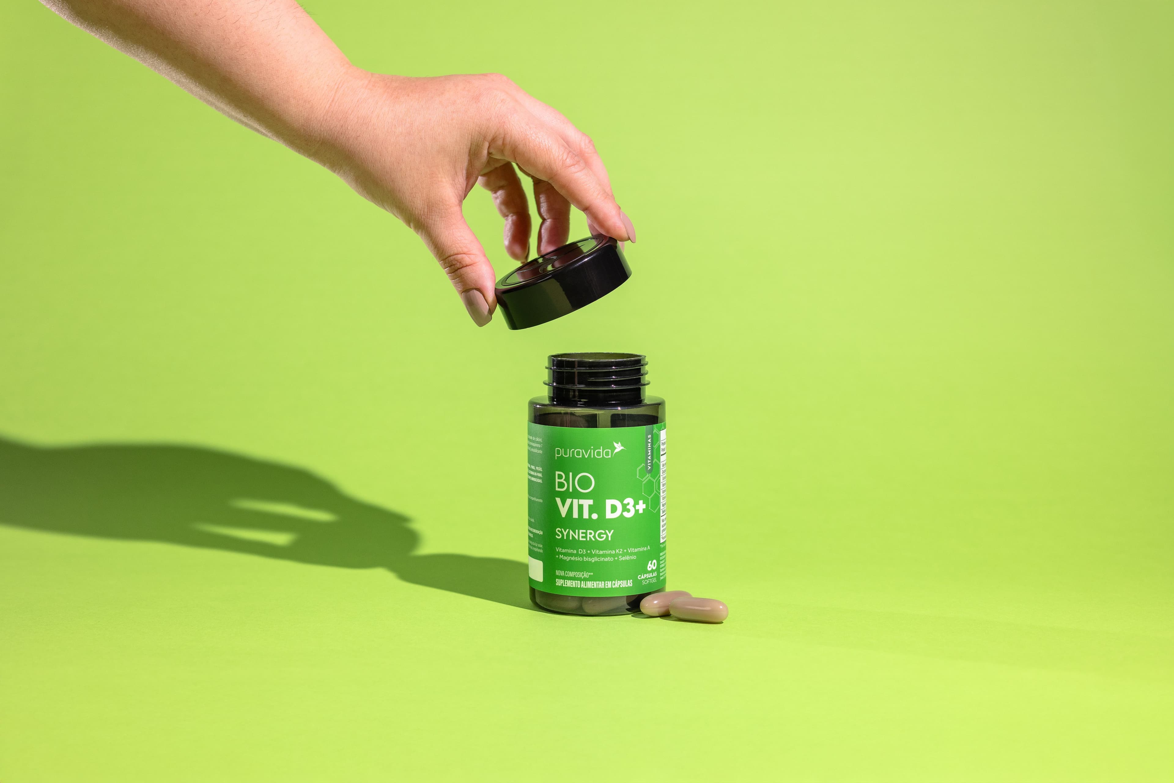 Bio Vit D3+ Synergy Frasco do Bio Vit D3+ Synergy sobre fundo verde