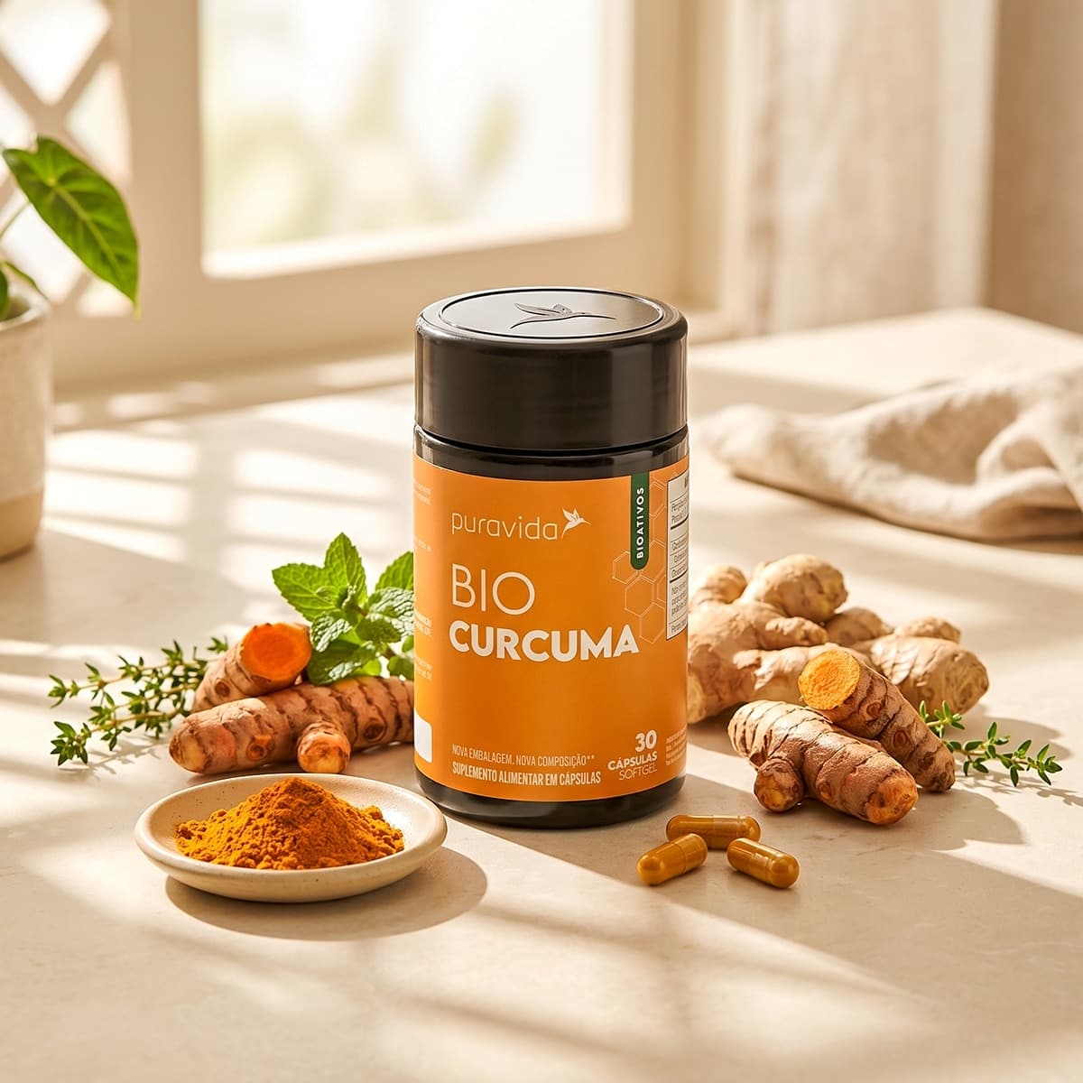 Bio Curcuma - suplemento em cápsulas Frasco de Bio Curcuma com raízes de cúrcuma sobre a mesa