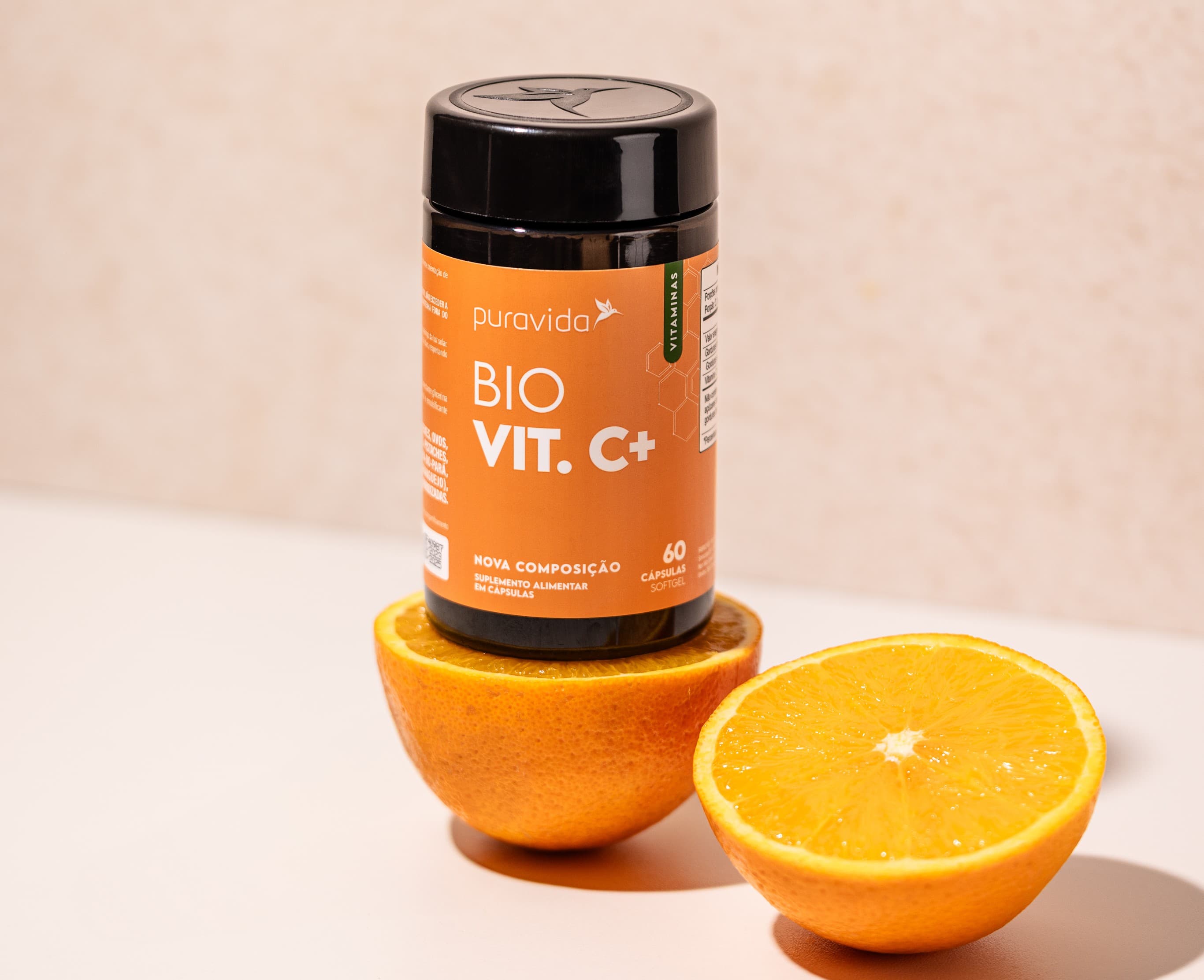 Pote de Bio Vit C+ sobre laranjas Pote de Bio Vit C+ sobre laranjas