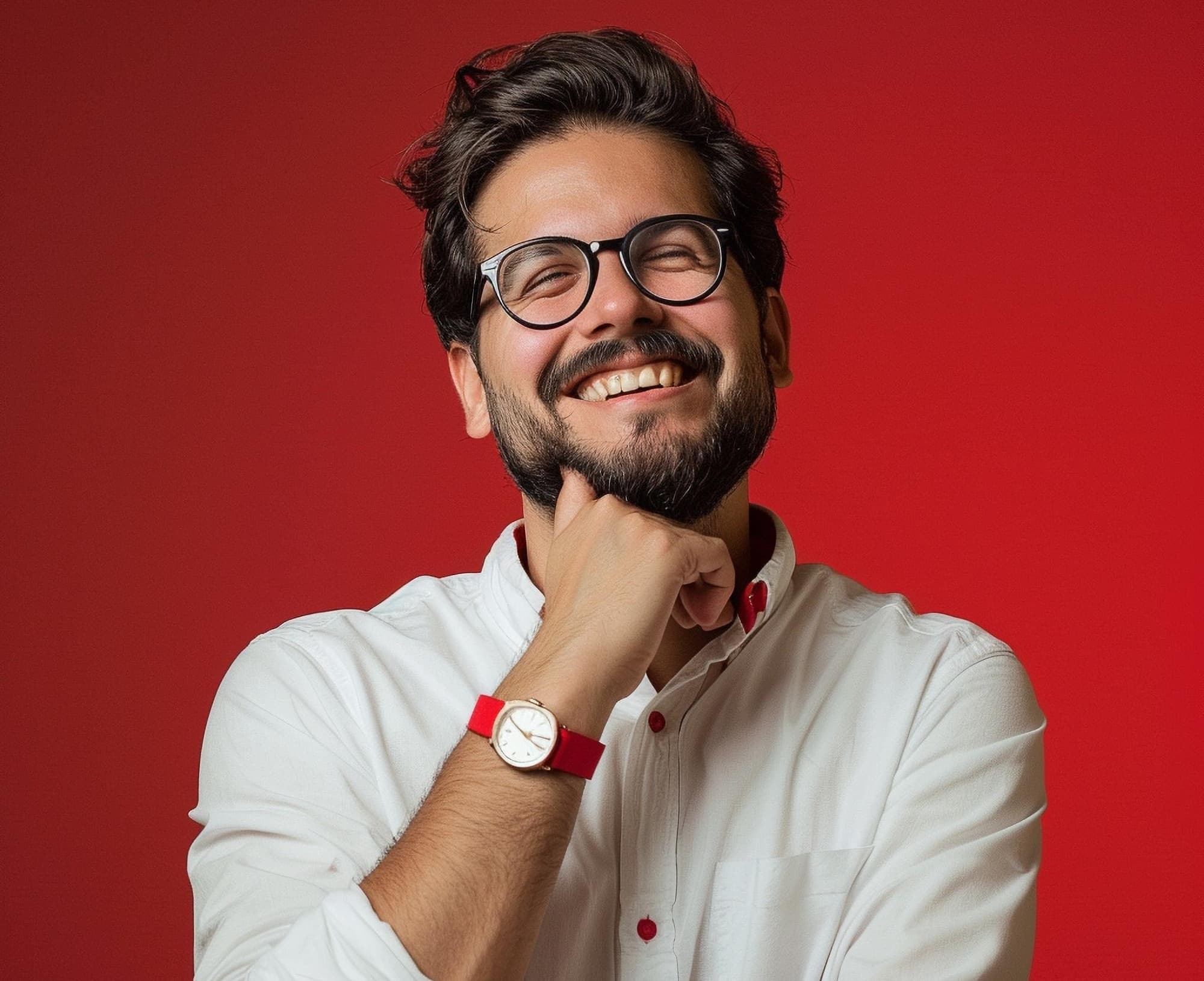 Homem sorrindo em fundo vermelho Homem sorrindo em fundo vermelho