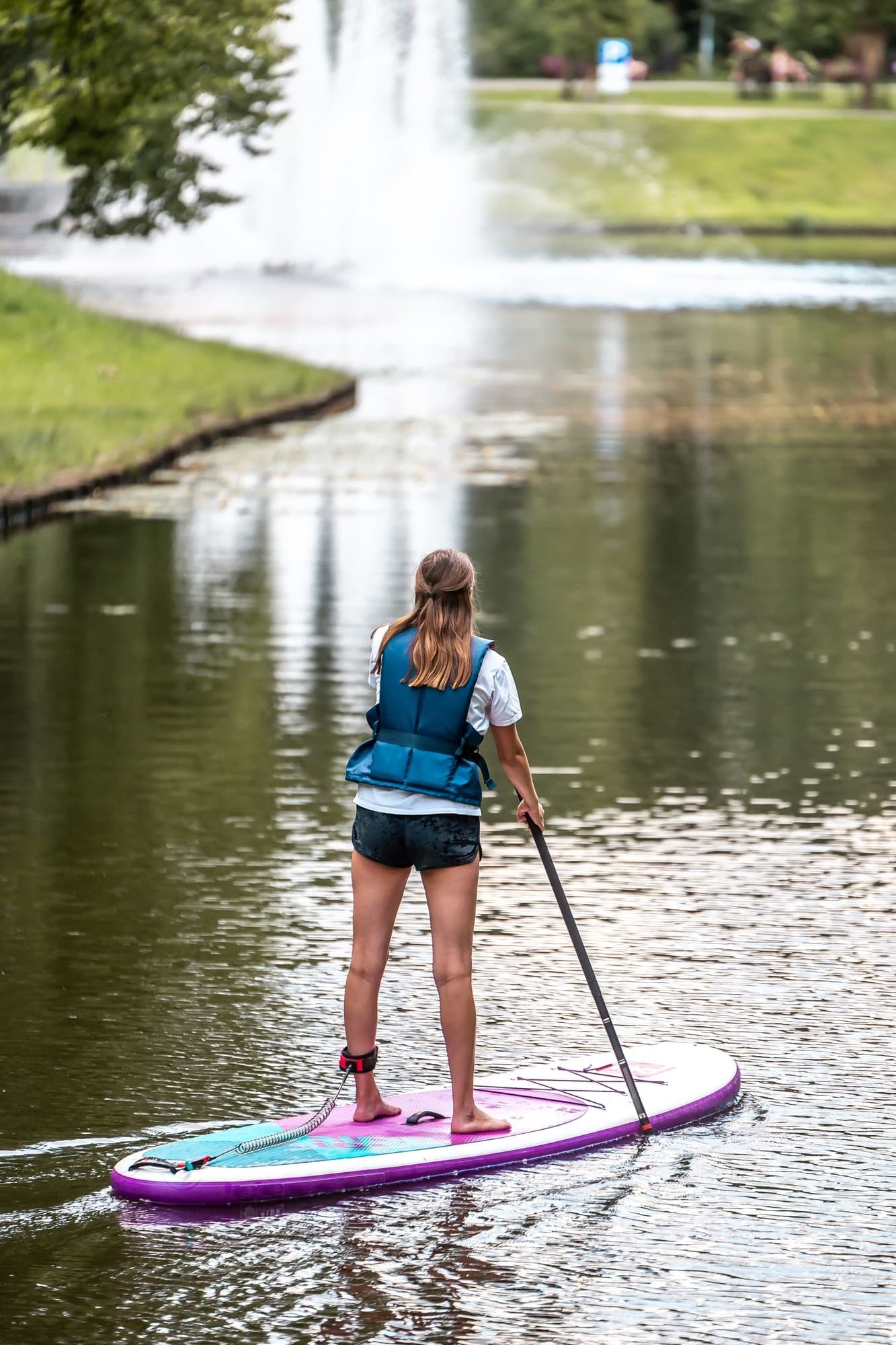 Mulher praticando stand up paddle Mulher praticando stand up paddle