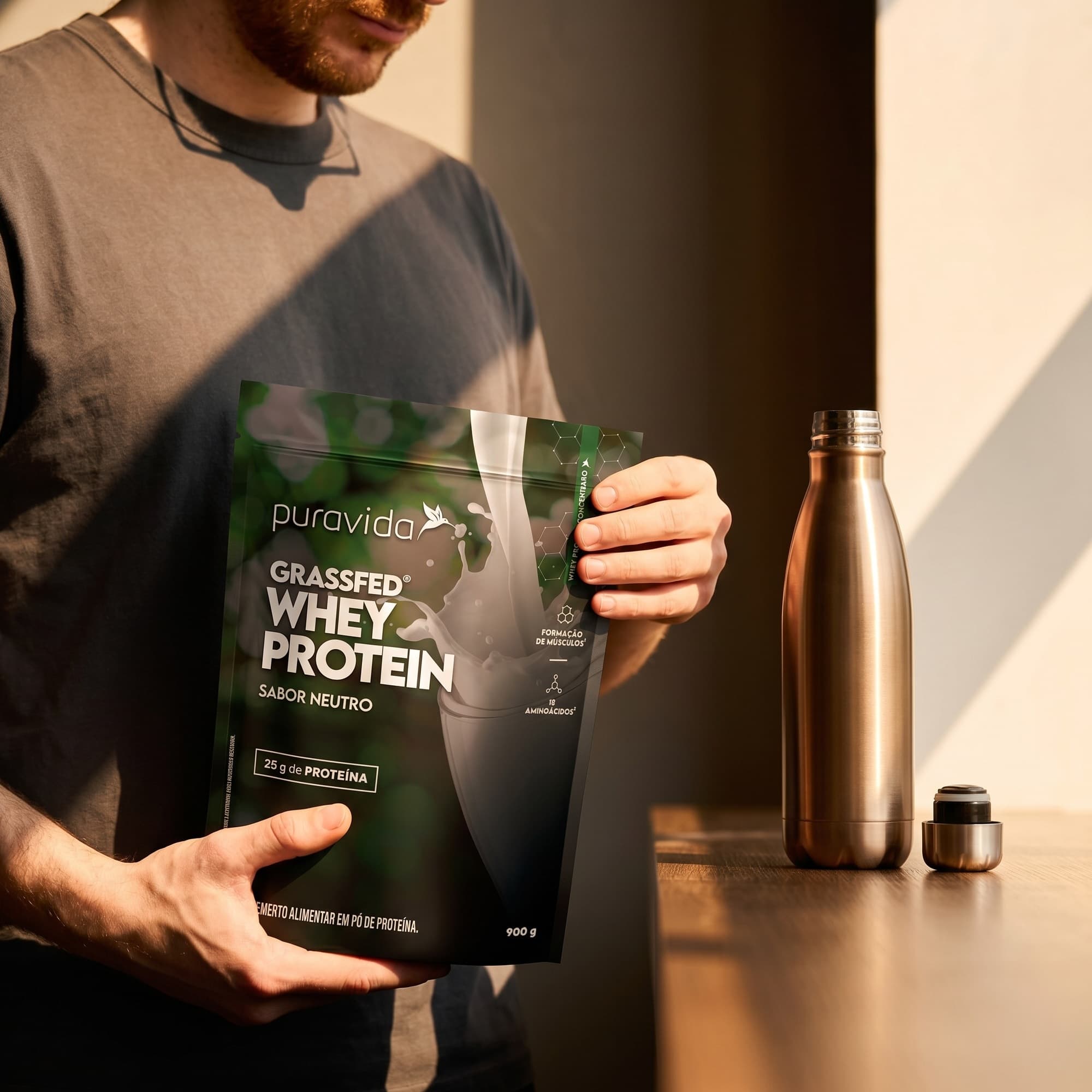 Whey Grassfed Neutro em mãos Whey Grassfed Neutro em mãos