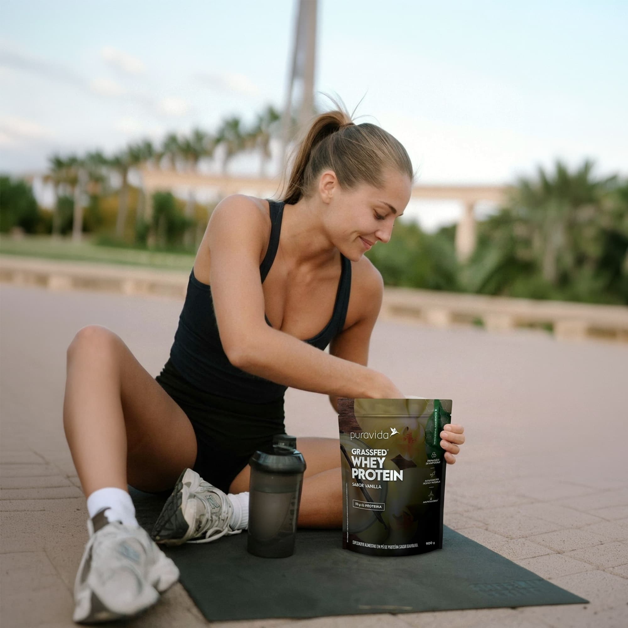 Mulher se exercitando com Whey Vanilla Mulher se exercitando com Whey Vanilla