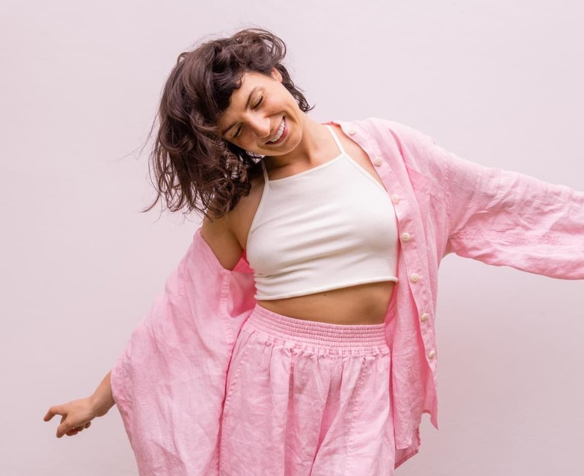 Alpha Women - bem-estar Mulher de pijama rosa sorrindo