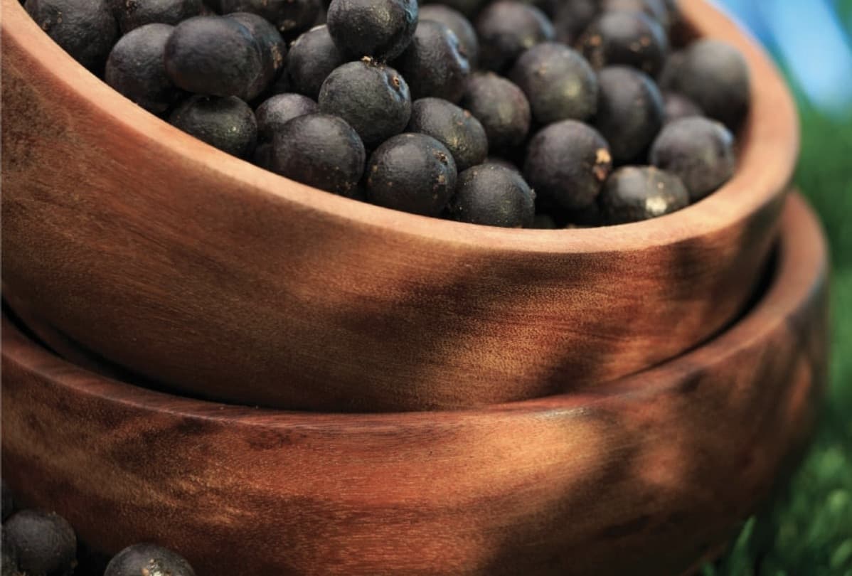 Açaí colhido em tigelas de madeira