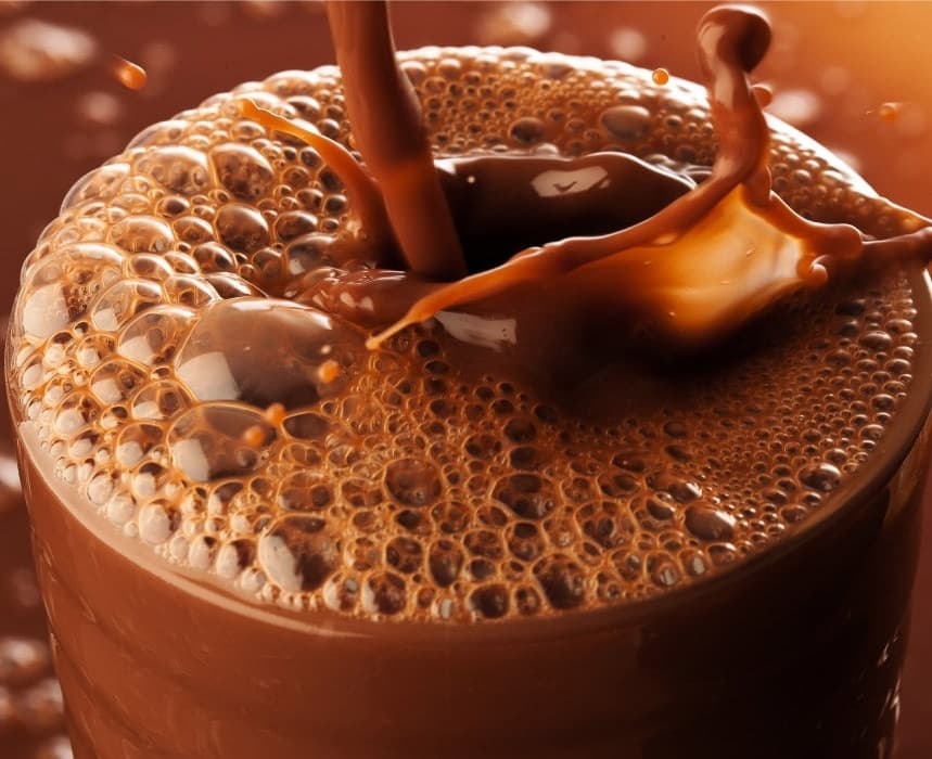 Chocolate quente sendo servido em caneca Chocolate quente sendo servido em caneca