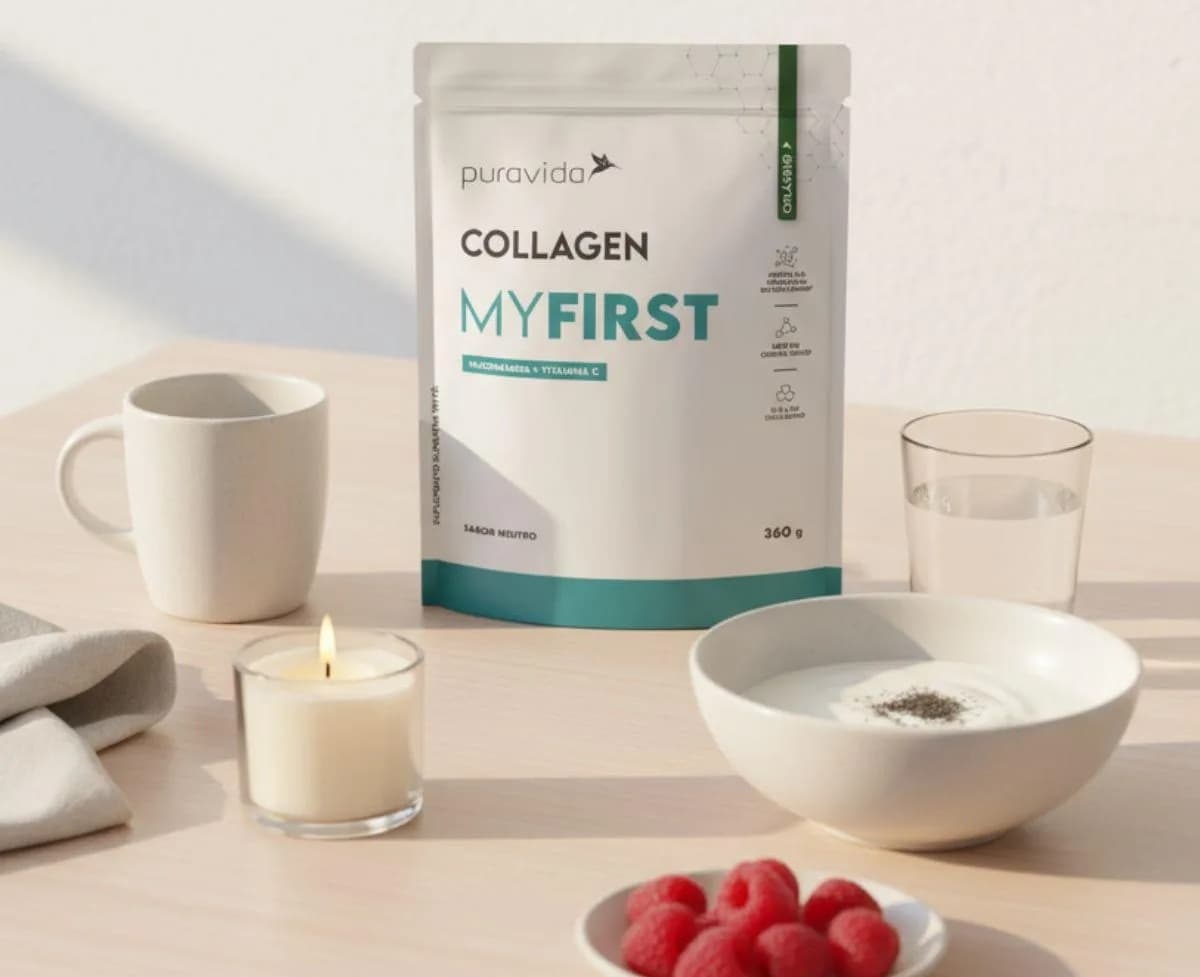 Collagen My First sobre a mesa com frutas vermelhas Collagen My First sobre a mesa com frutas vermelhas