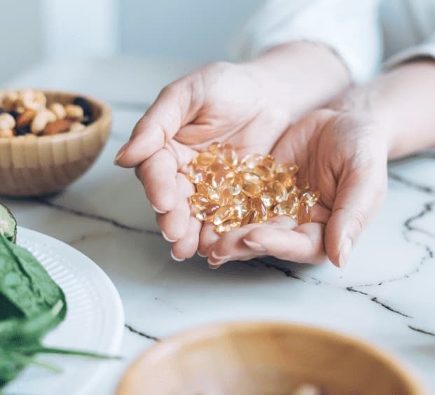 Cápsulas de ômega 3 vegano na mão