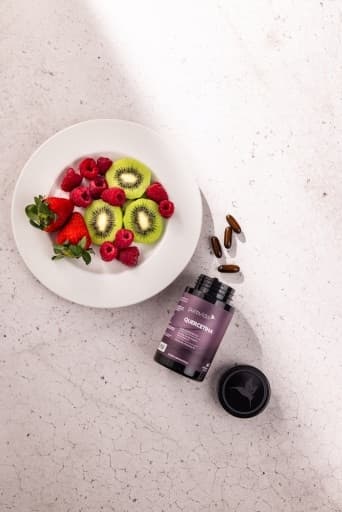 Quercetina e alimentação antioxidante Quercetina Puravida ao lado de frutas ricas em antioxidantes