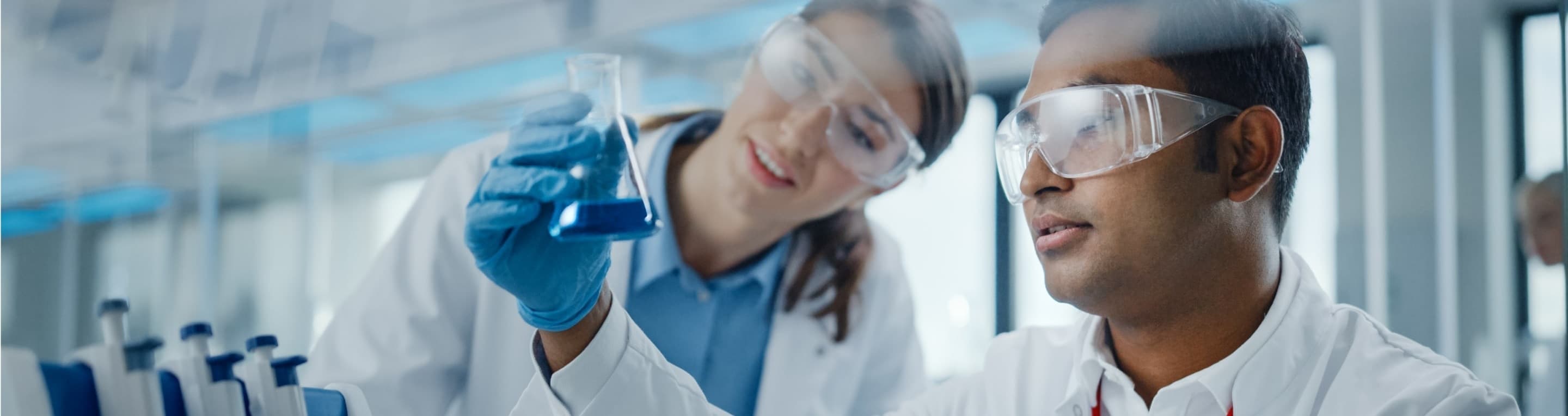 BIO VIT. B12+ Pesquisadores em laboratório