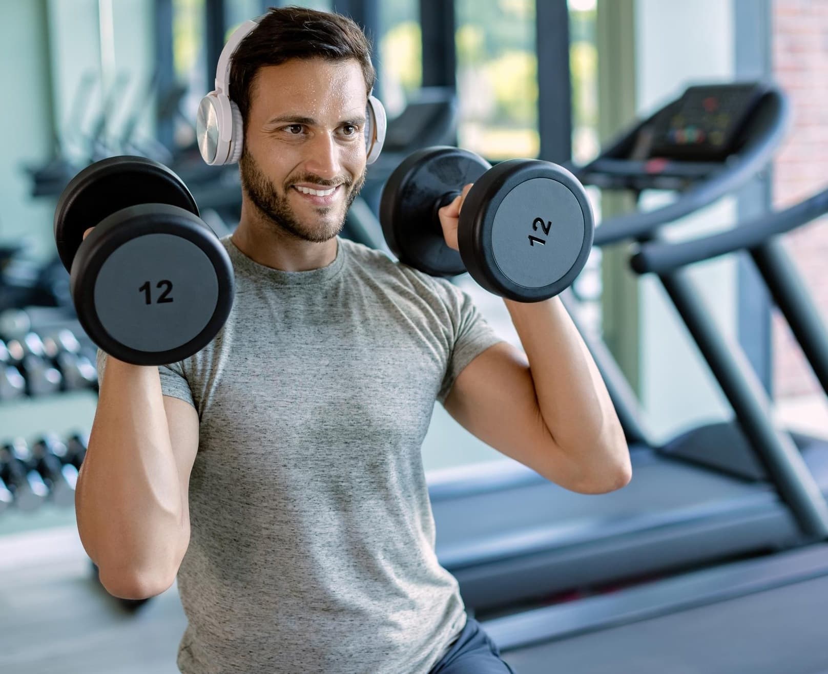 Bio Zinco e rotina ativa Homem treinando com halteres na academia
