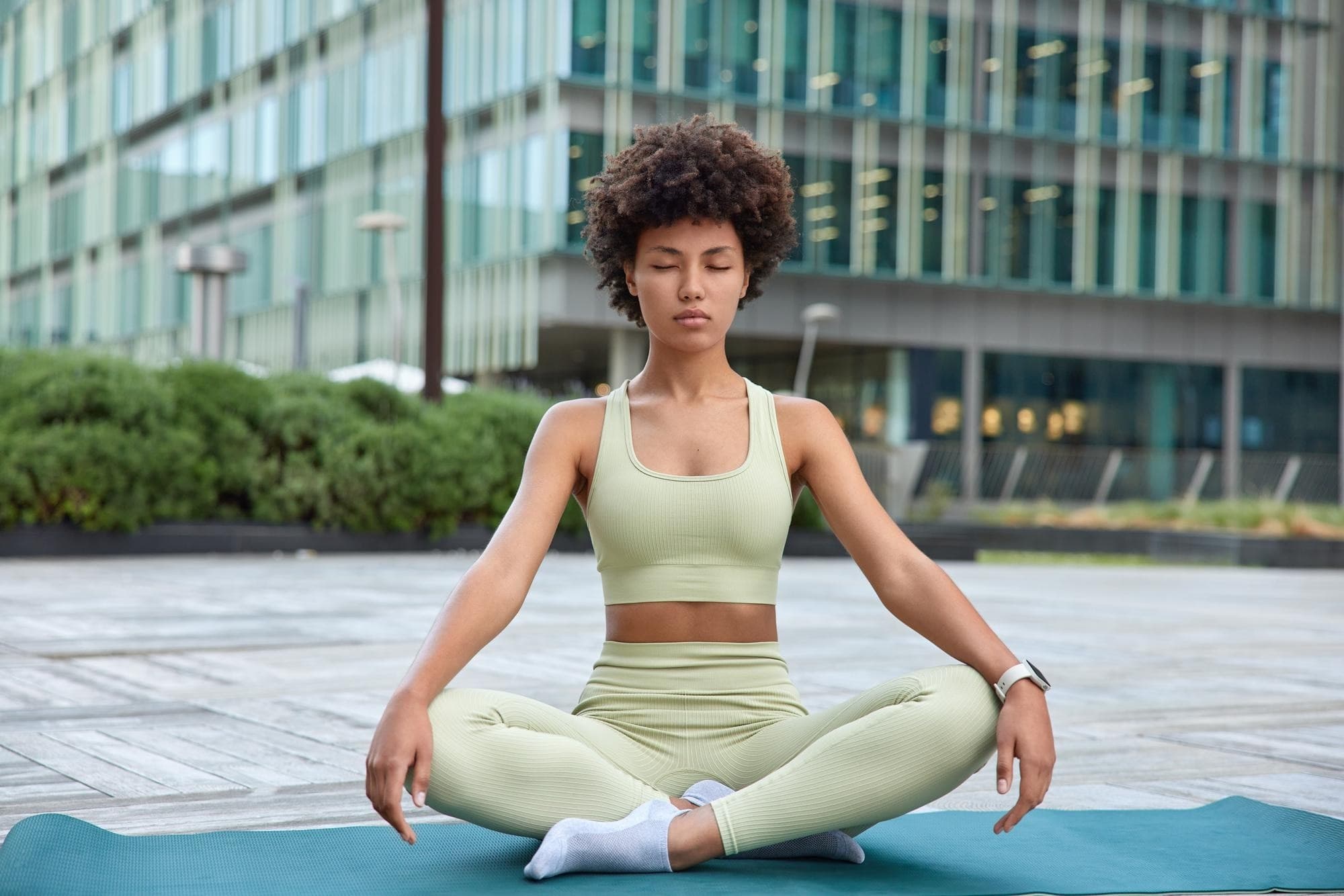 Mulher meditando ao ar livre