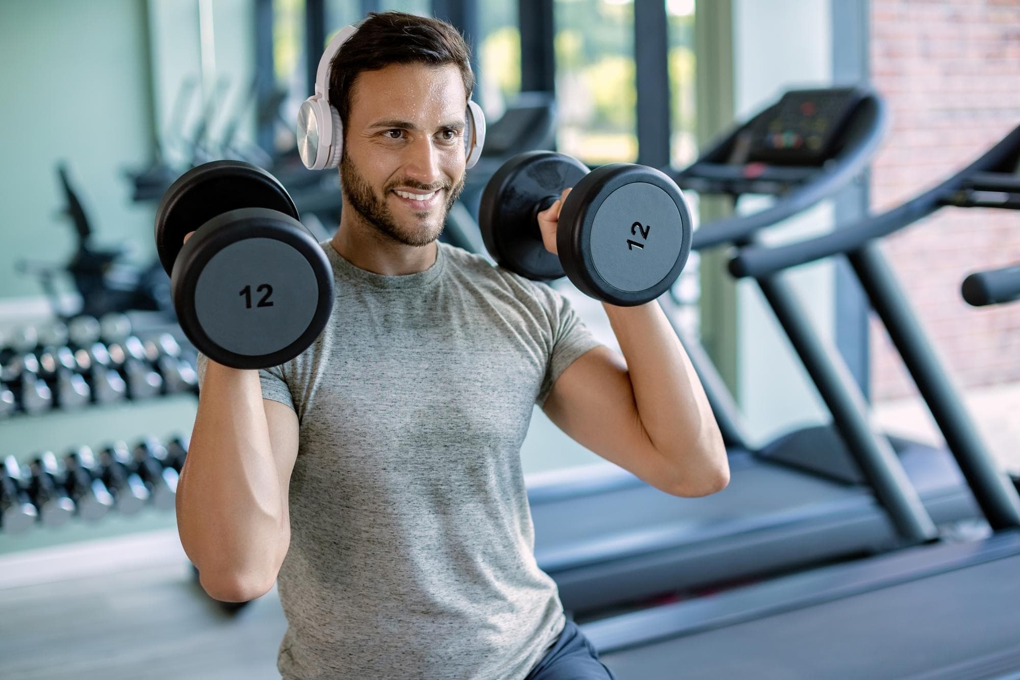 Homem treinando com halteres