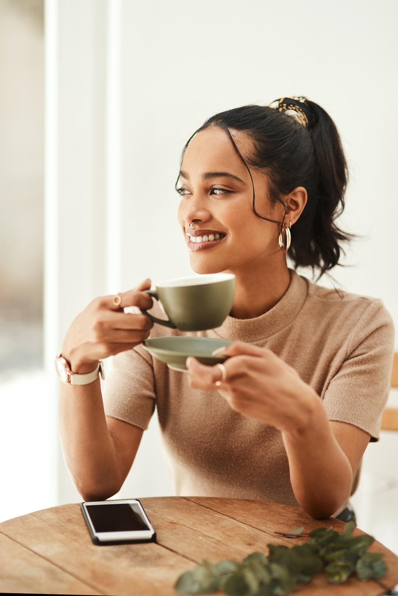 Mulher tomando café Mulher tomando café