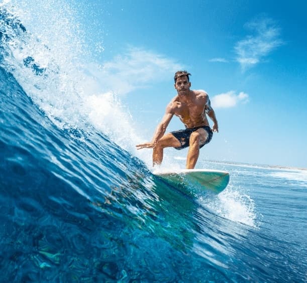 Homem surfando no mar Homem surfando no mar