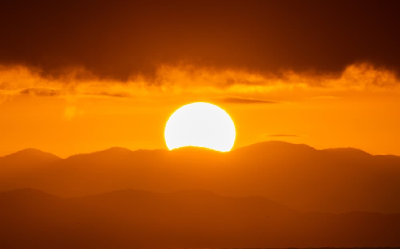 Sol se pondo atrás das montanhas Sol se pondo atrás das montanhas